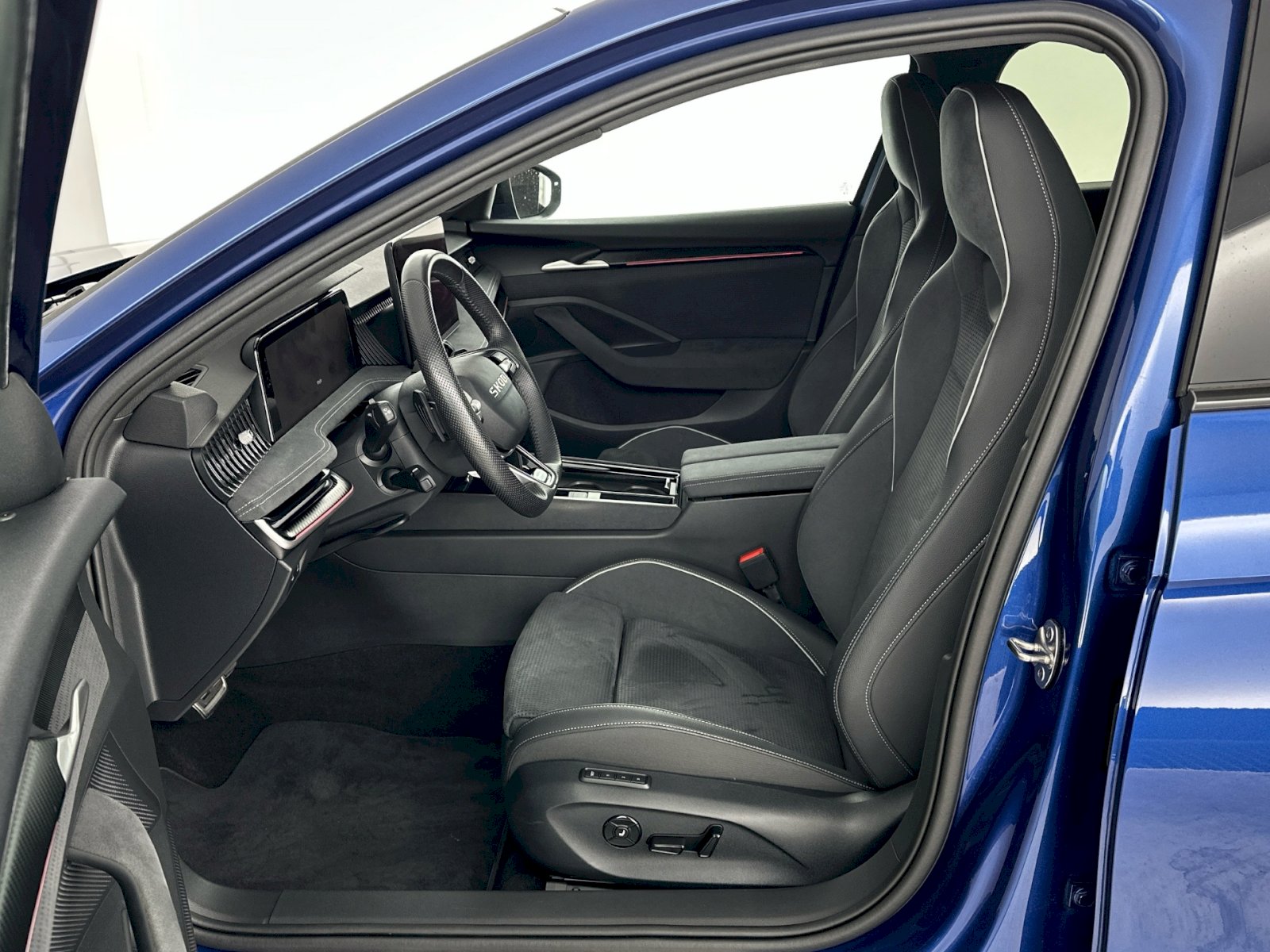 SKODA Superb Combi 1.5 TSI PHEV SPORTLINE DSG * spezielle Farb-Kombi * 5 Jahre oder MAX. 100'000M Garantie!-image-7