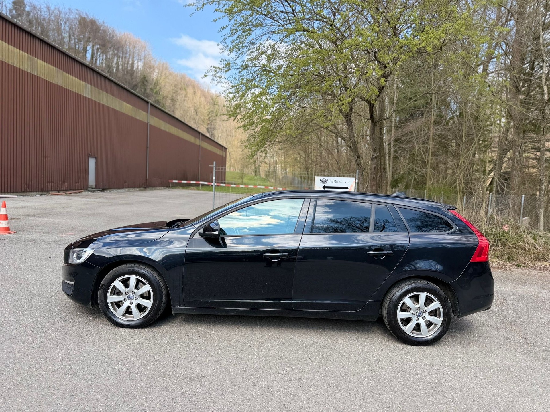 VOLVO V60 D3 Momentum Geartronic-image-4