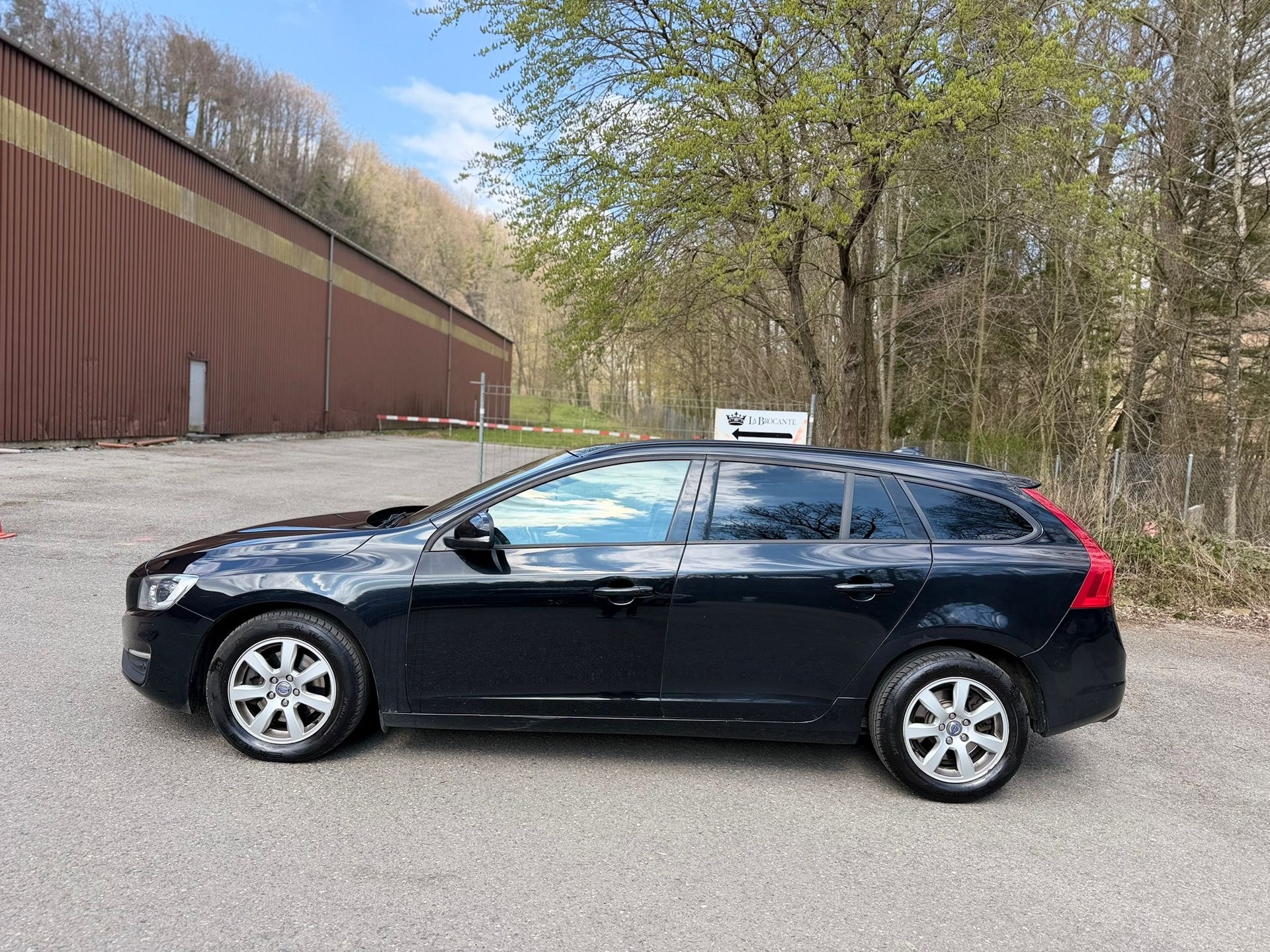 VOLVO V60 D3 Momentum Geartronic-image-2