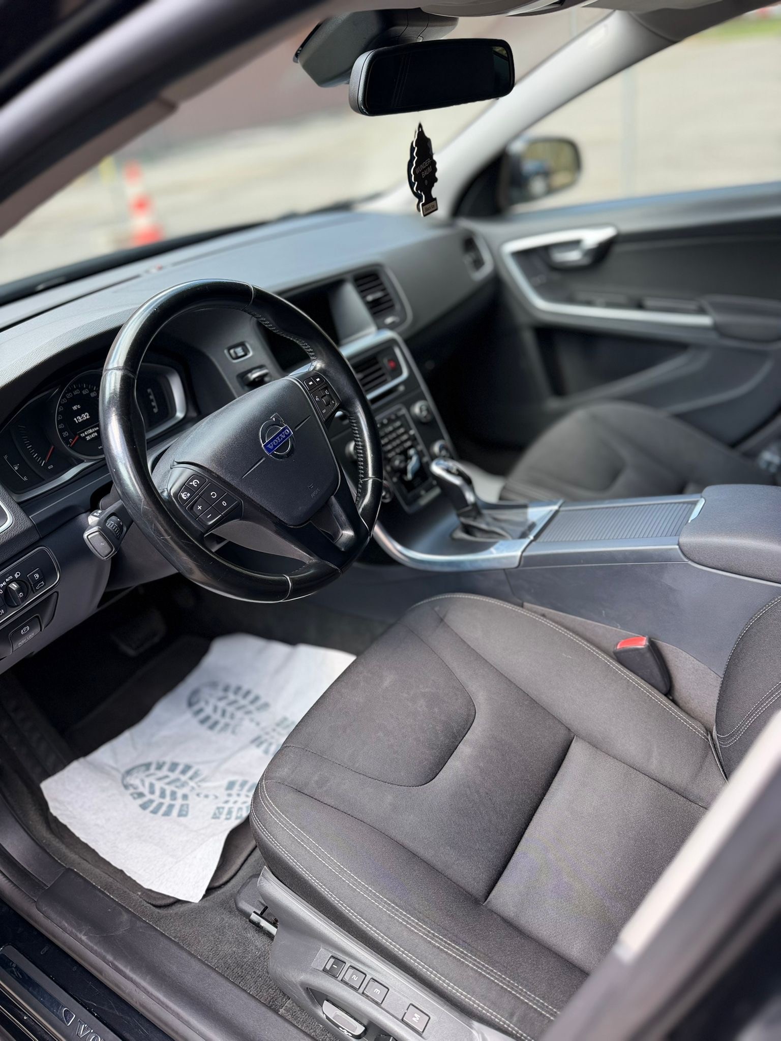VOLVO V60 D3 Momentum Geartronic-image-8