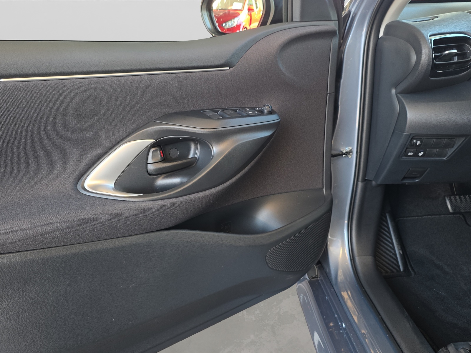 TOYOTA Yaris 1.5 VVT-i HSD Comfort-image-11