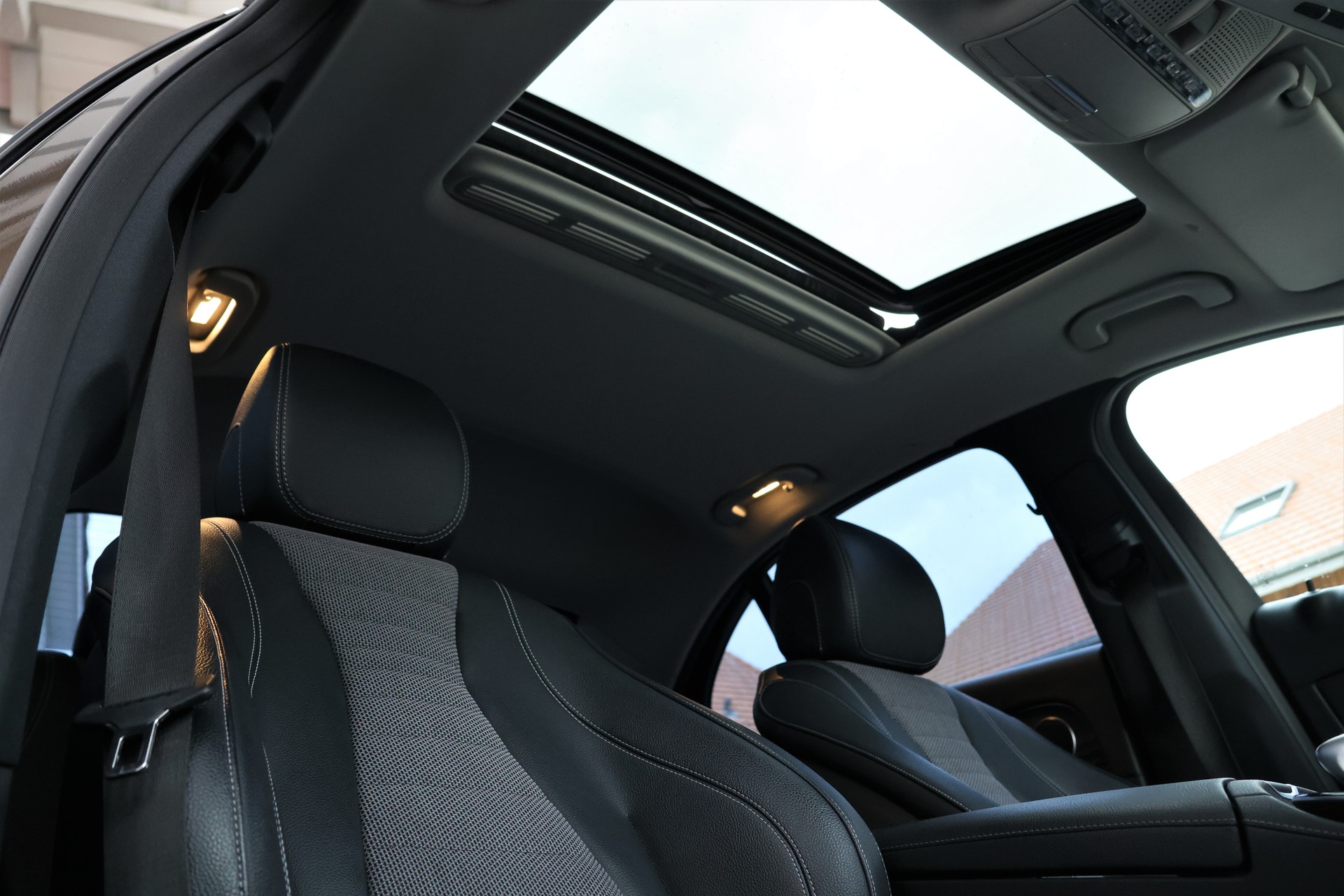 MERCEDES-BENZ E 350 d Avantgarde 4Matic 9G-Tronic-image-19
