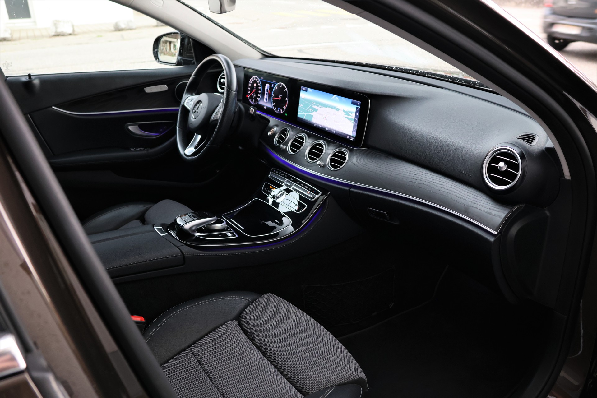 MERCEDES-BENZ E 350 d Avantgarde 4Matic 9G-Tronic-image-18