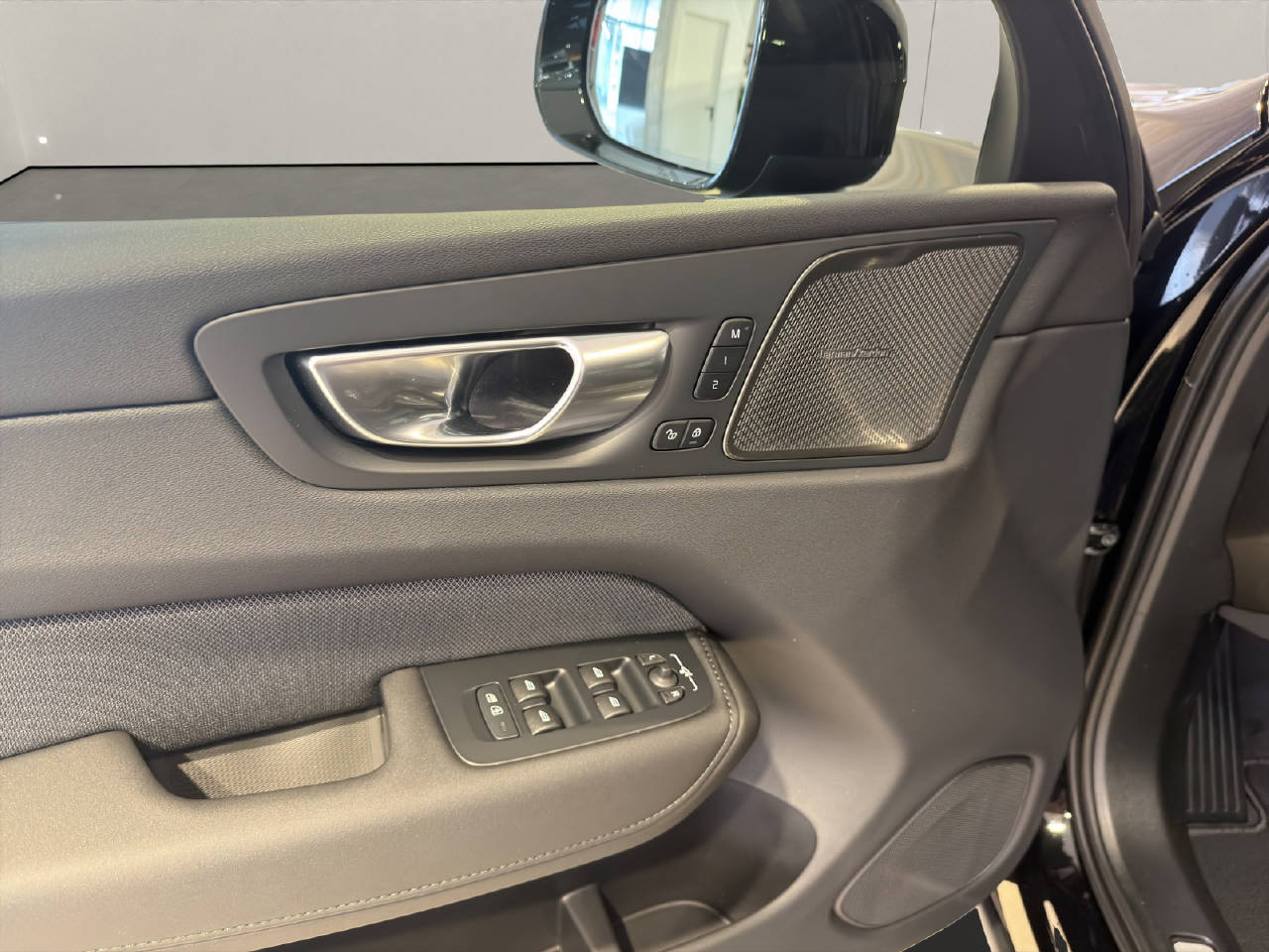 VOLVO XC60 2.0 T8 TE Black Edition eAWD-image-15