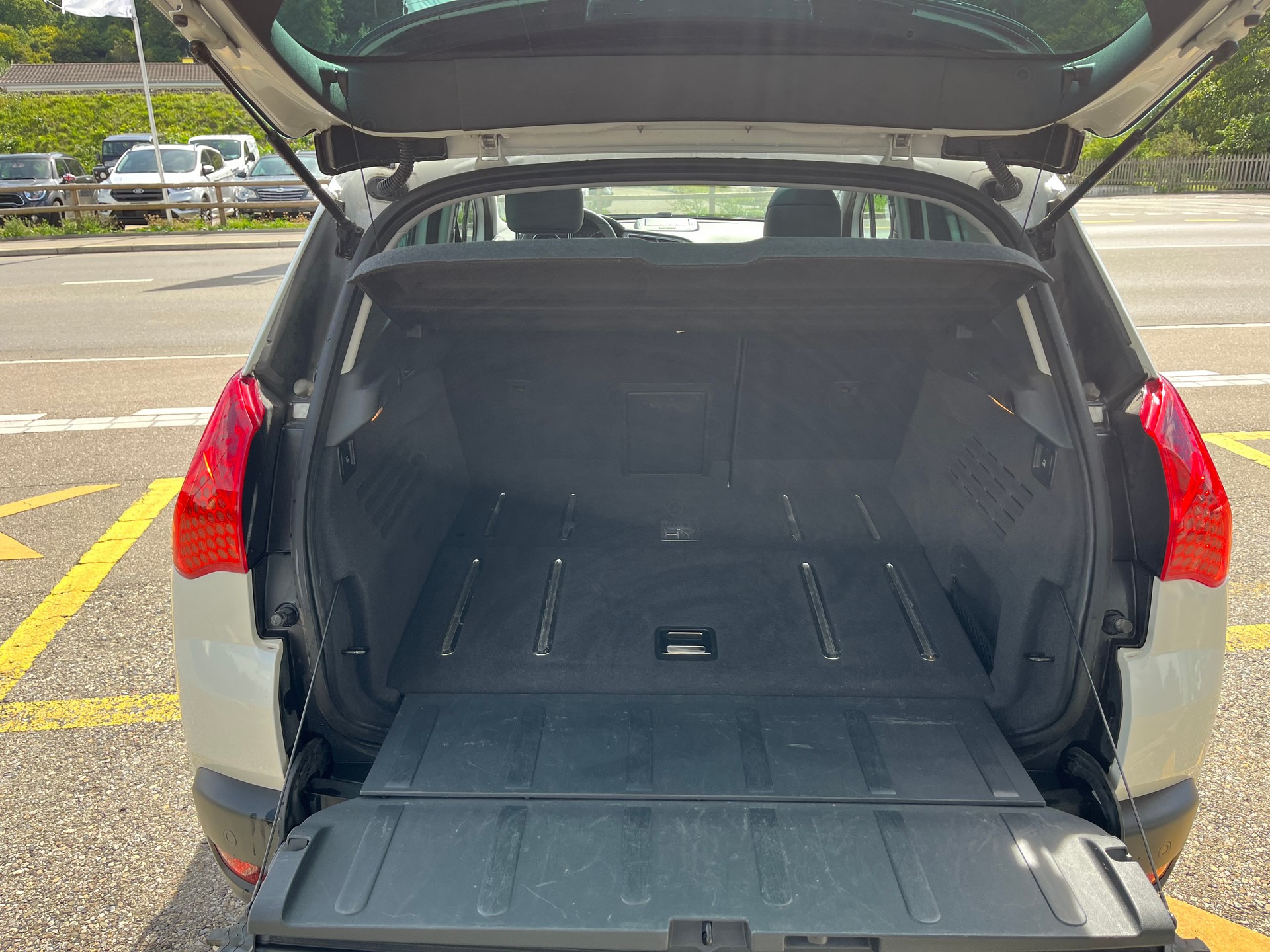 PEUGEOT 3008 HYbrid4 2.0 HDI EGS6-image-8