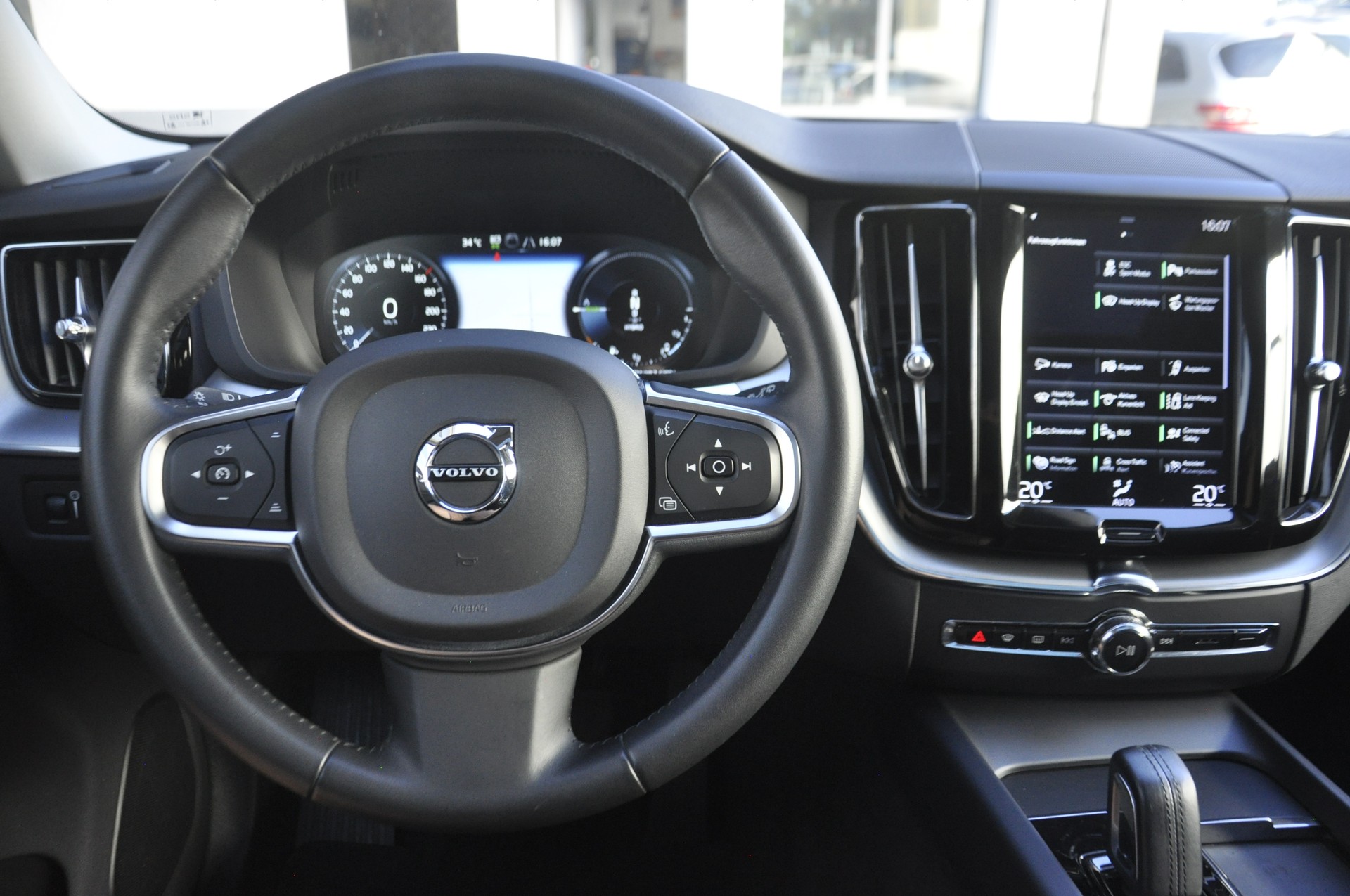 VOLVO XC60 T6 eAWD R-Design Expression Geartronic-image-9