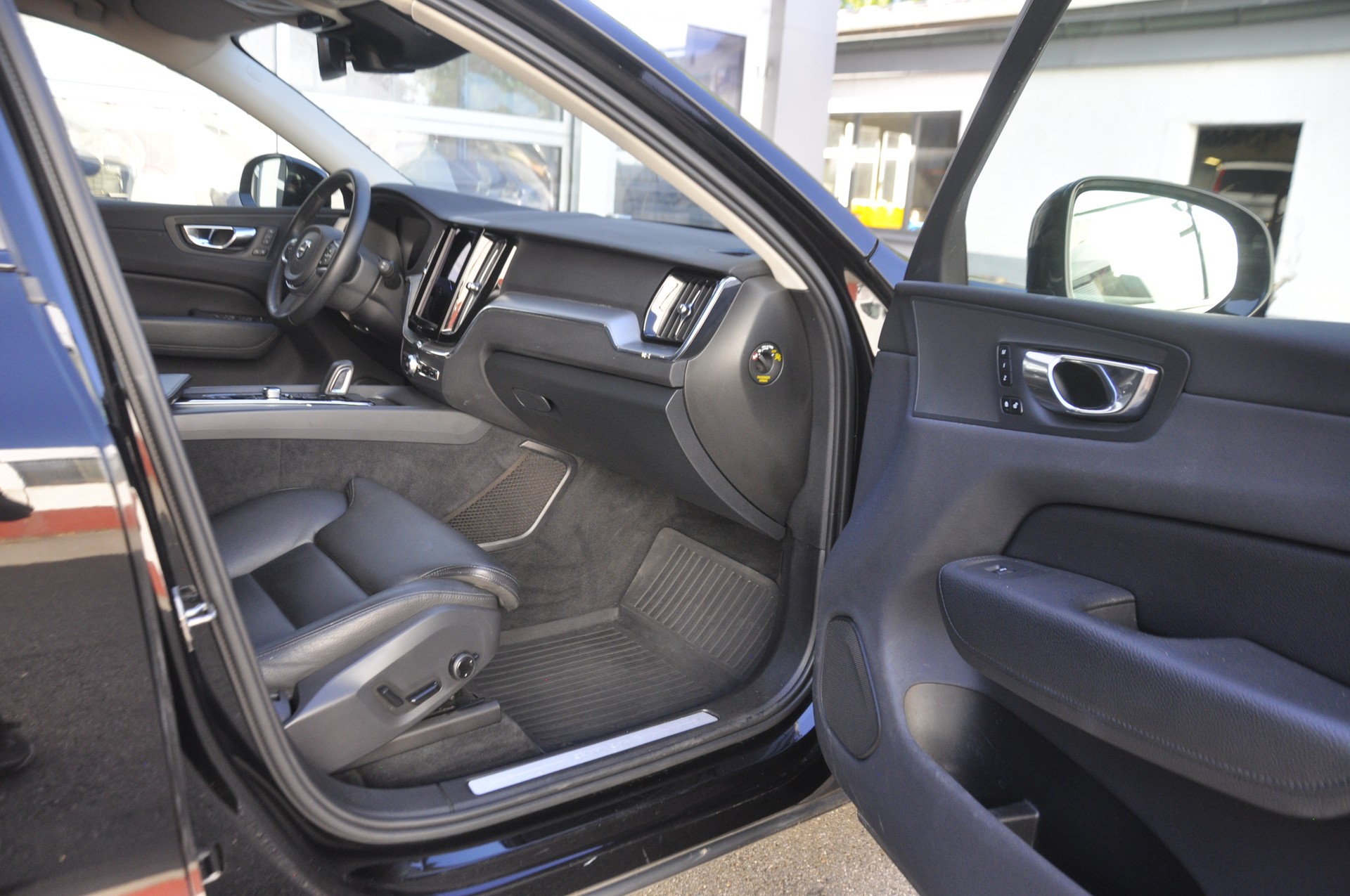 VOLVO XC60 T6 eAWD R-Design Expression Geartronic-image-6