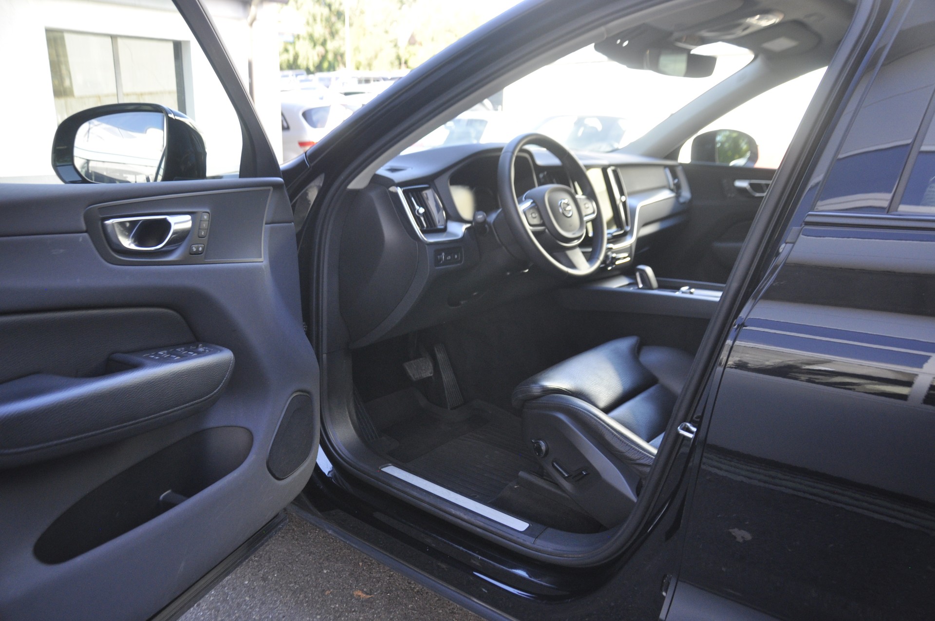 VOLVO XC60 T6 eAWD R-Design Expression Geartronic-image-3