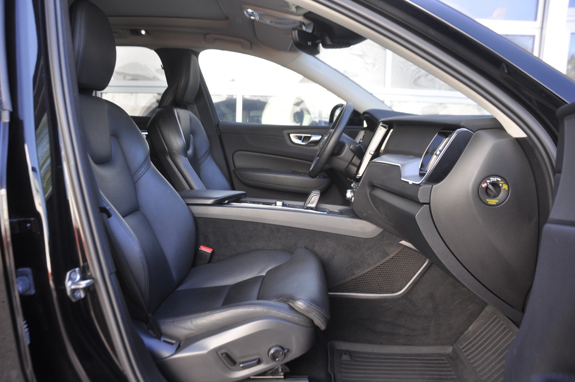 VOLVO XC60 T6 eAWD R-Design Expression Geartronic-image-7