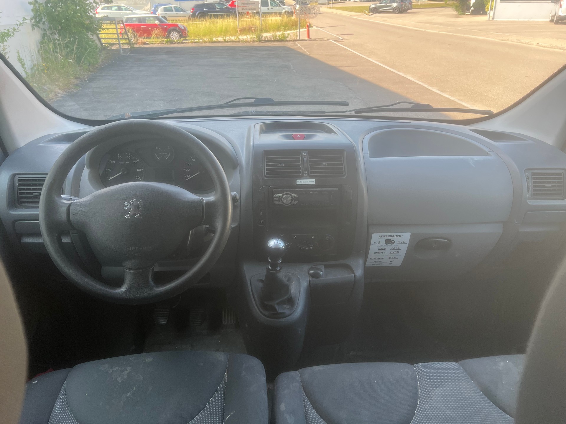 PEUGEOT Expert 2.0 HDi 229 L2H1-image-6