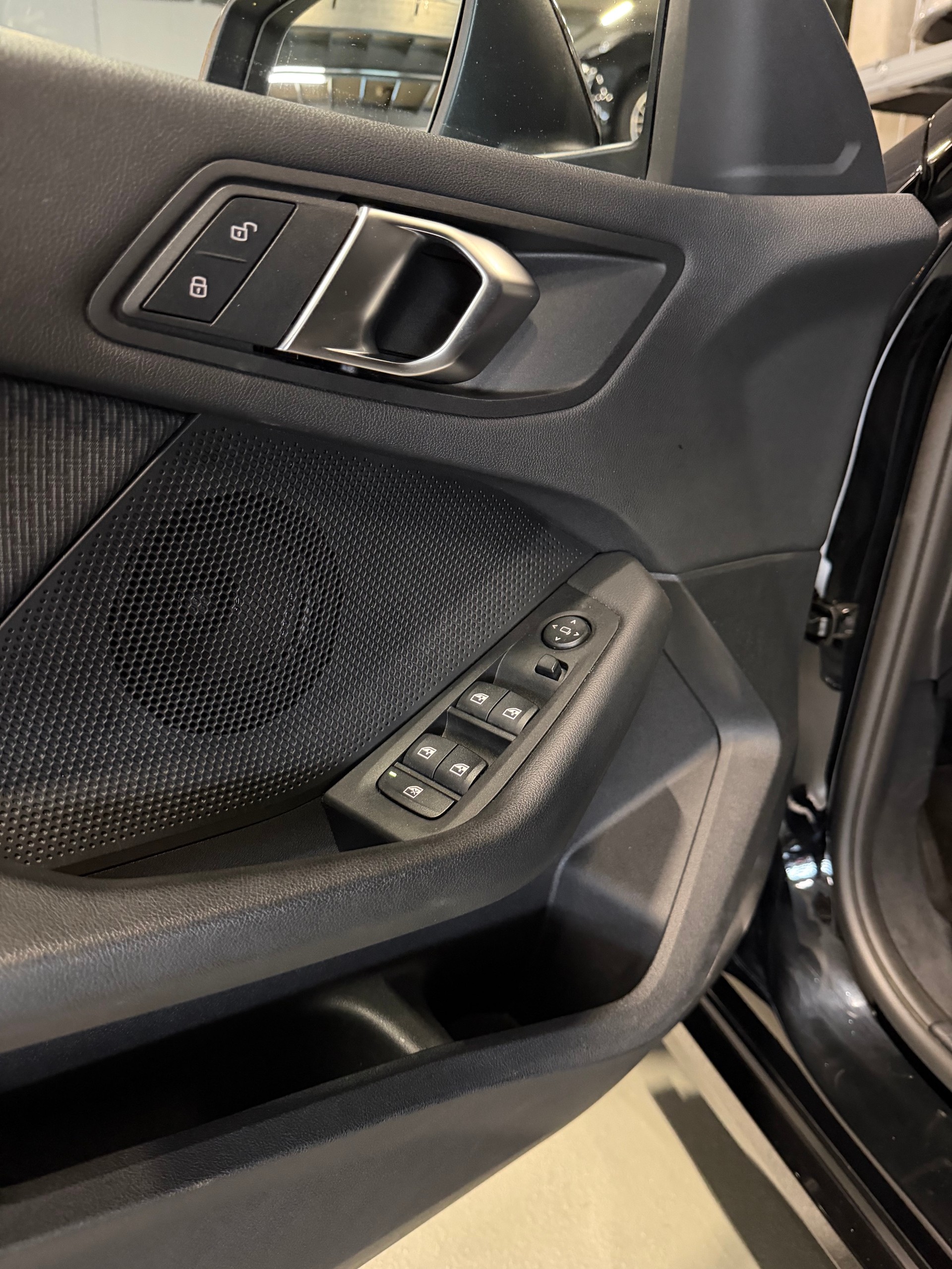 BMW 118i Steptronic all black-image-12