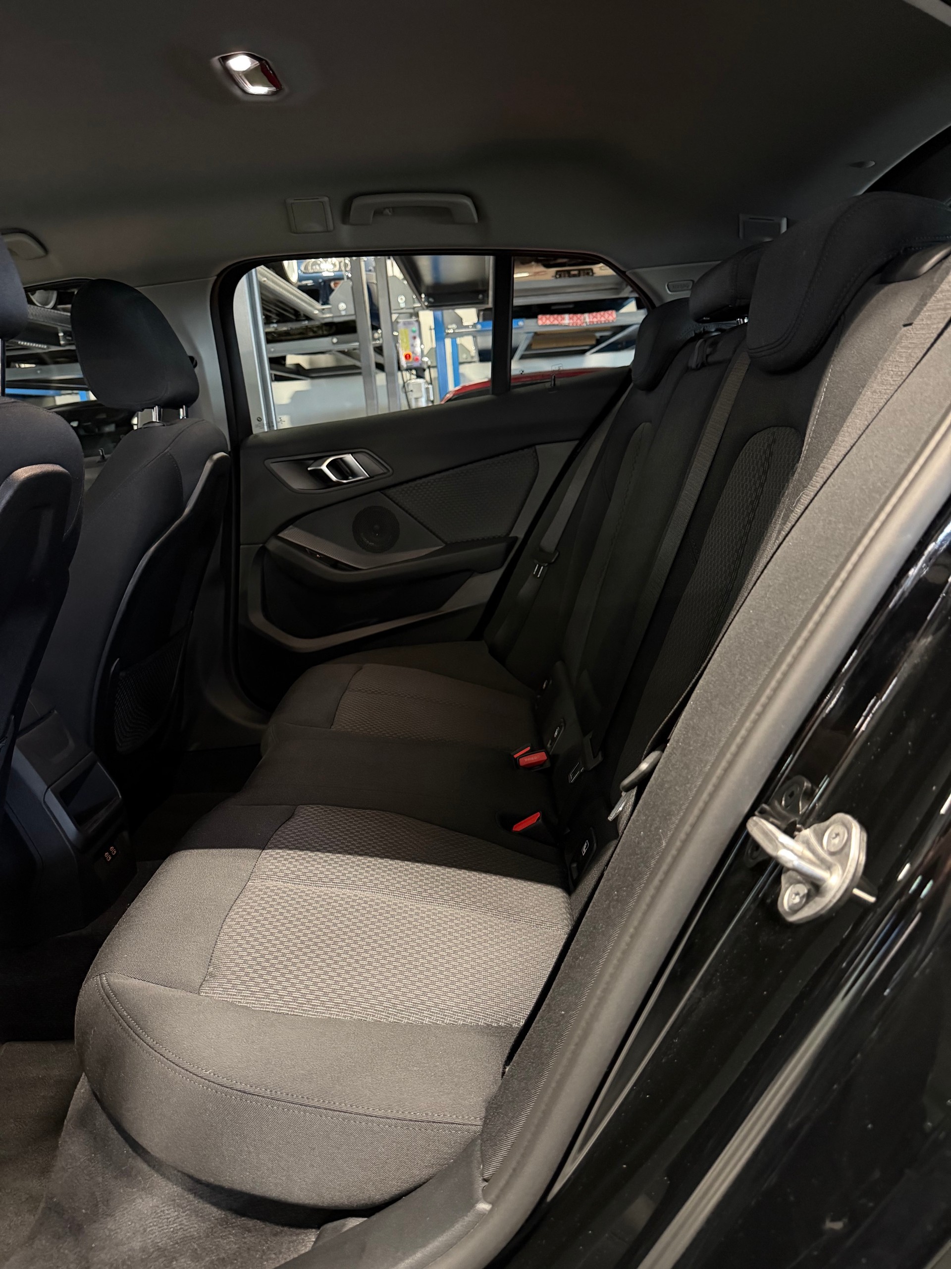 BMW 118i Steptronic all black-image-10