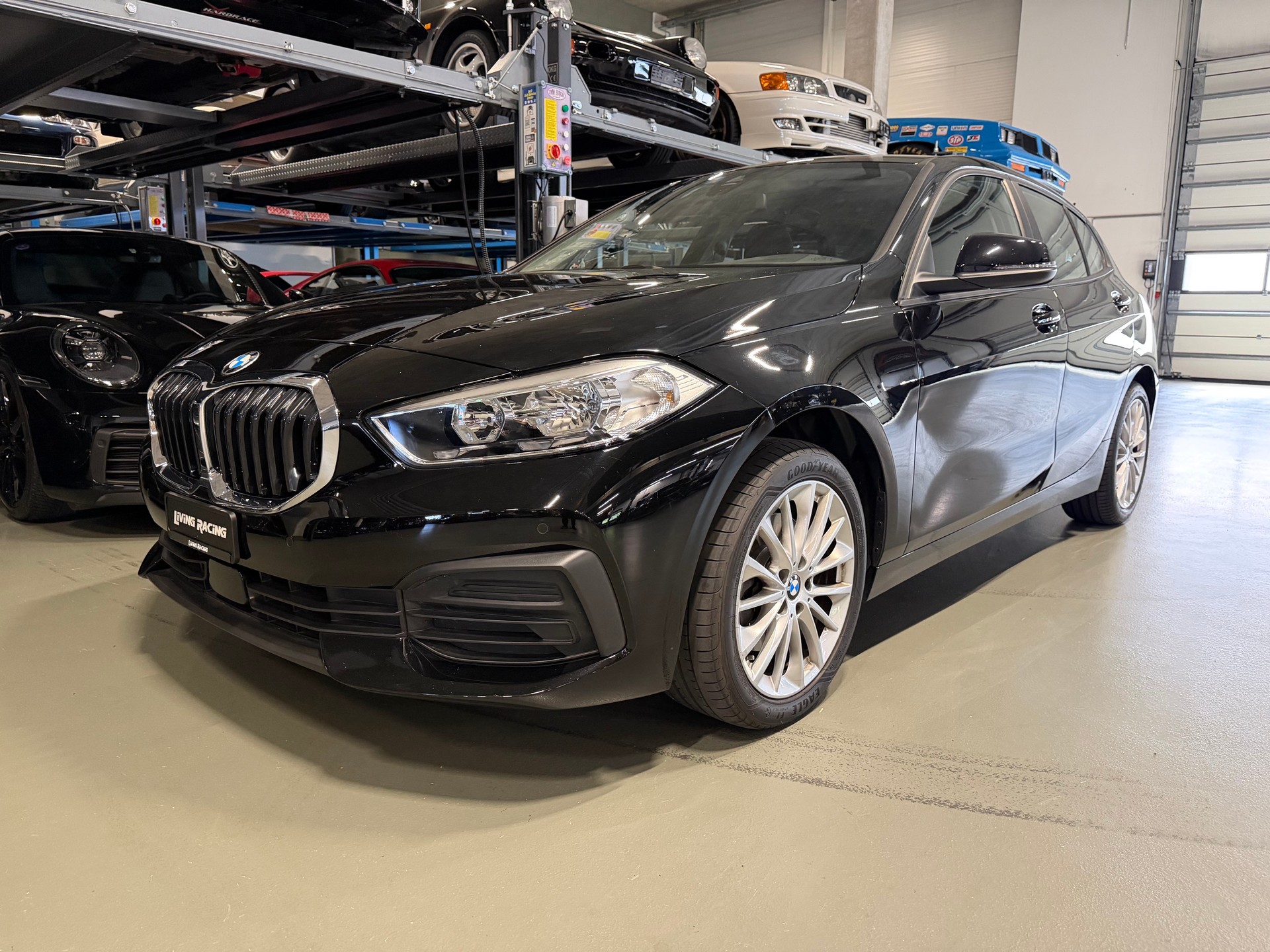 BMW 118i Steptronic all black-image-1