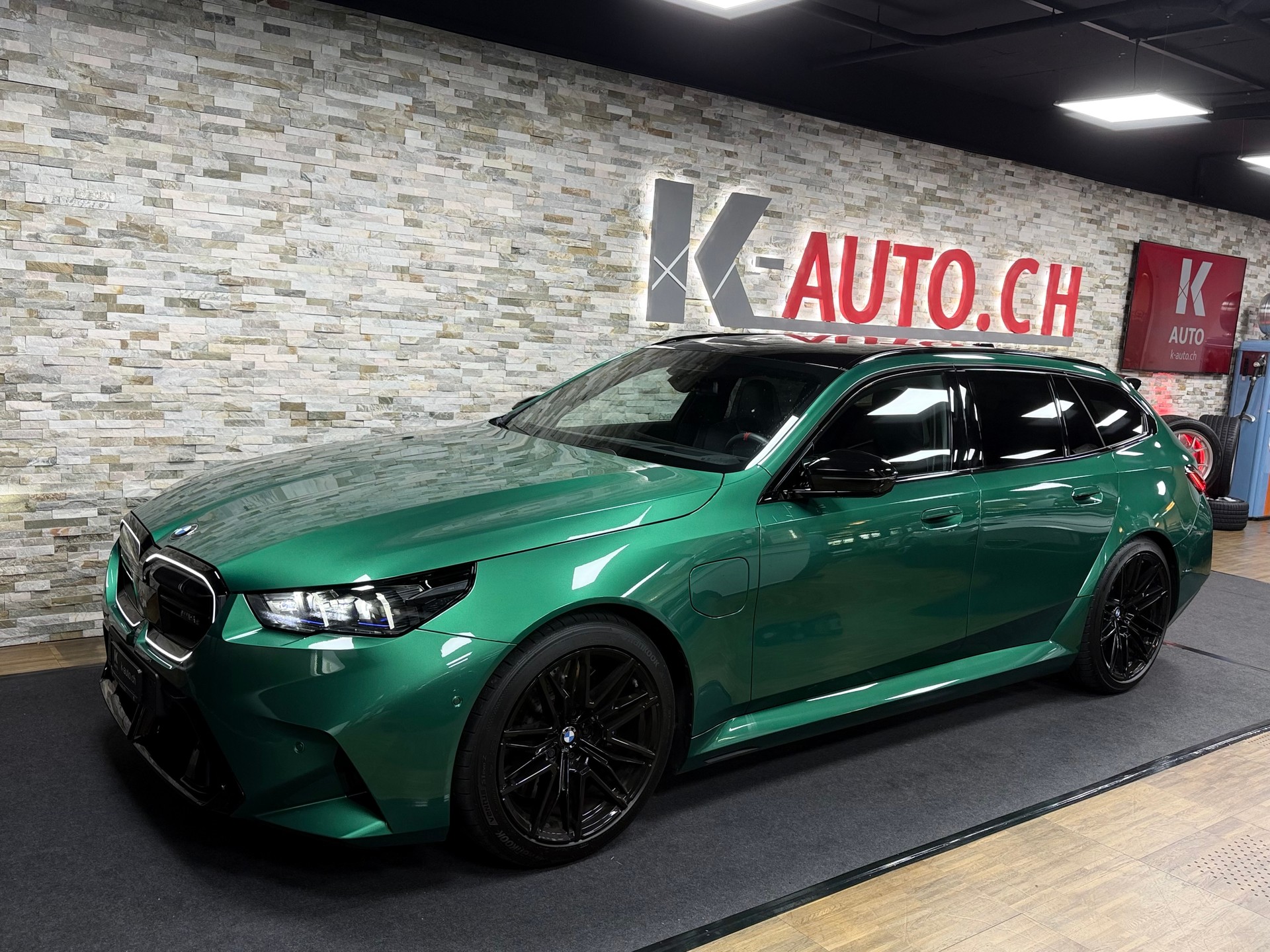 BMW M5 xDrive Touring-Angeles Green-image-0