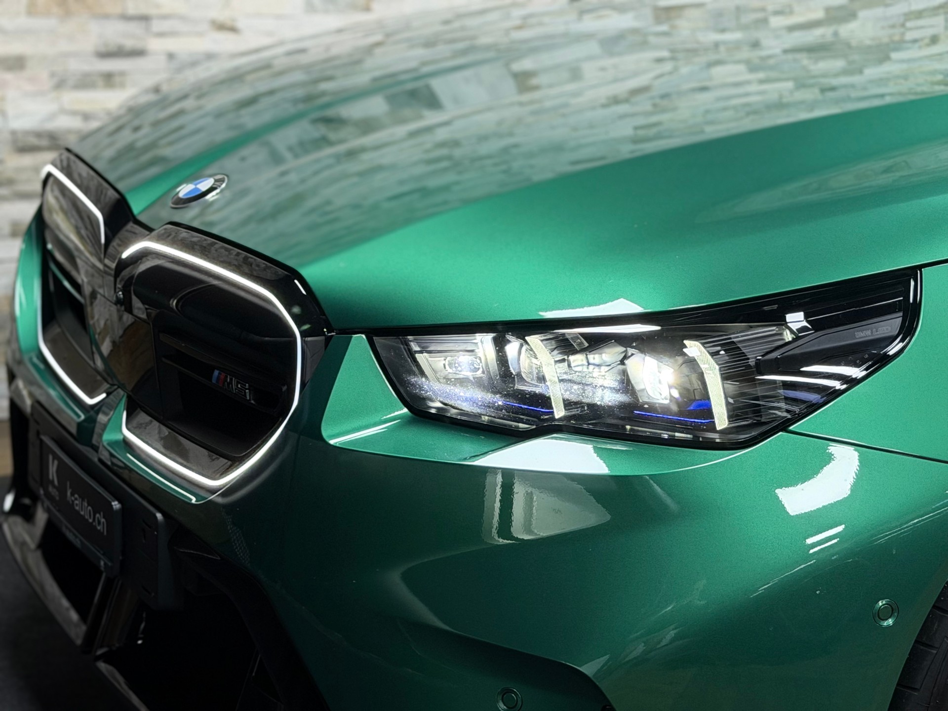 BMW M5 xDrive Touring-Angeles Green-image-10