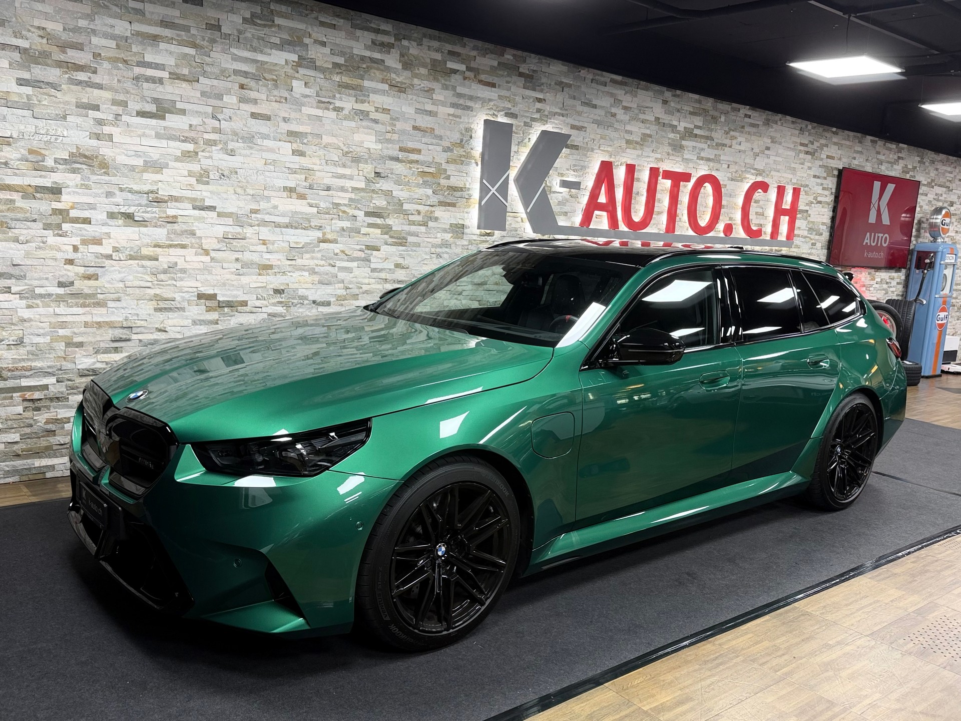 BMW M5 xDrive Touring-Angeles Green-image-1