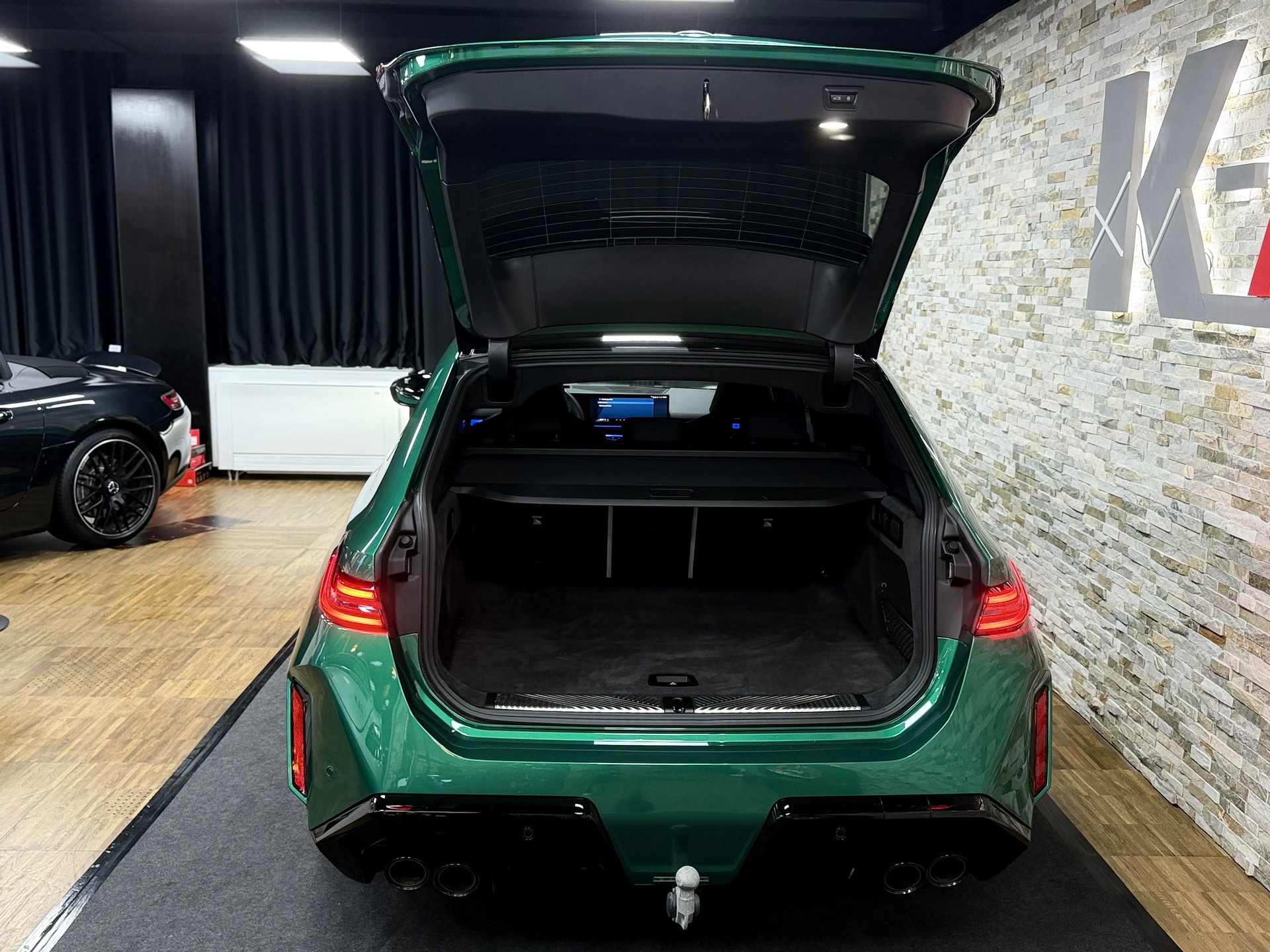 BMW M5 xDrive Touring-Angeles Green-image-28