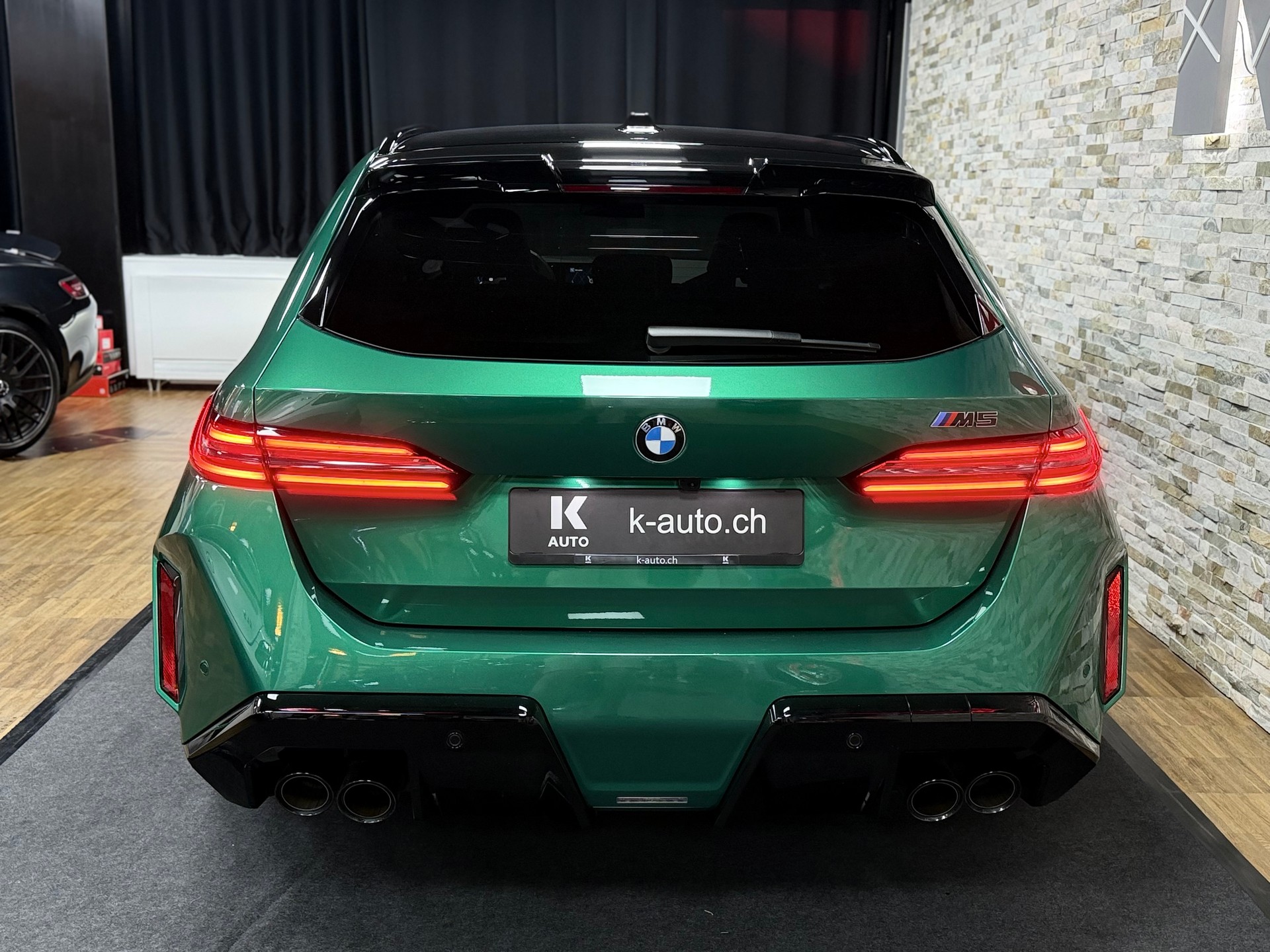 BMW M5 xDrive Touring-Angeles Green-image-4