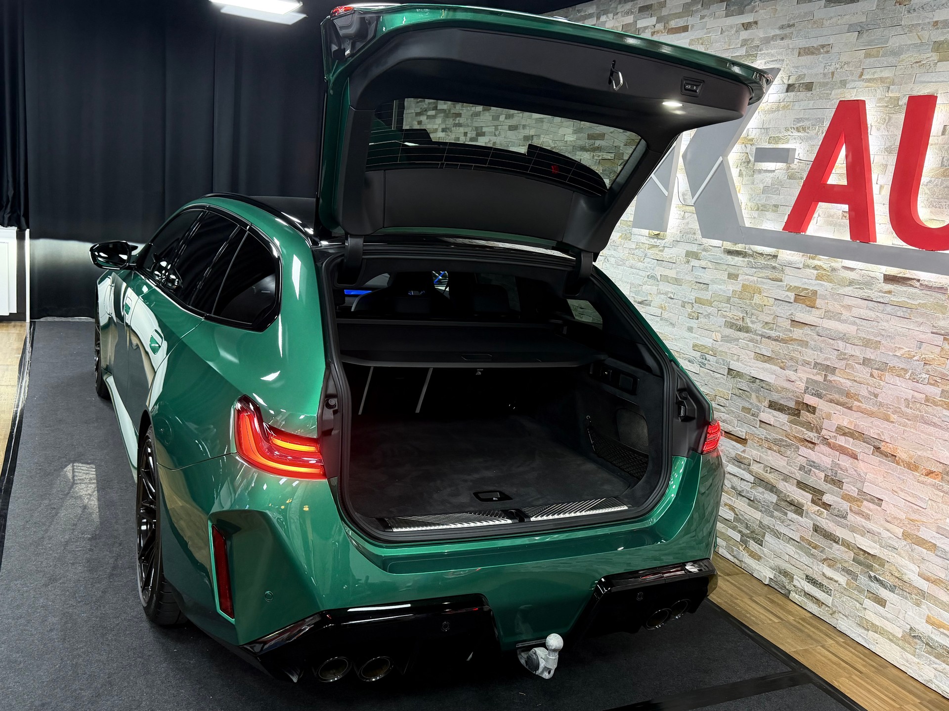 BMW M5 xDrive Touring-Angeles Green-image-27