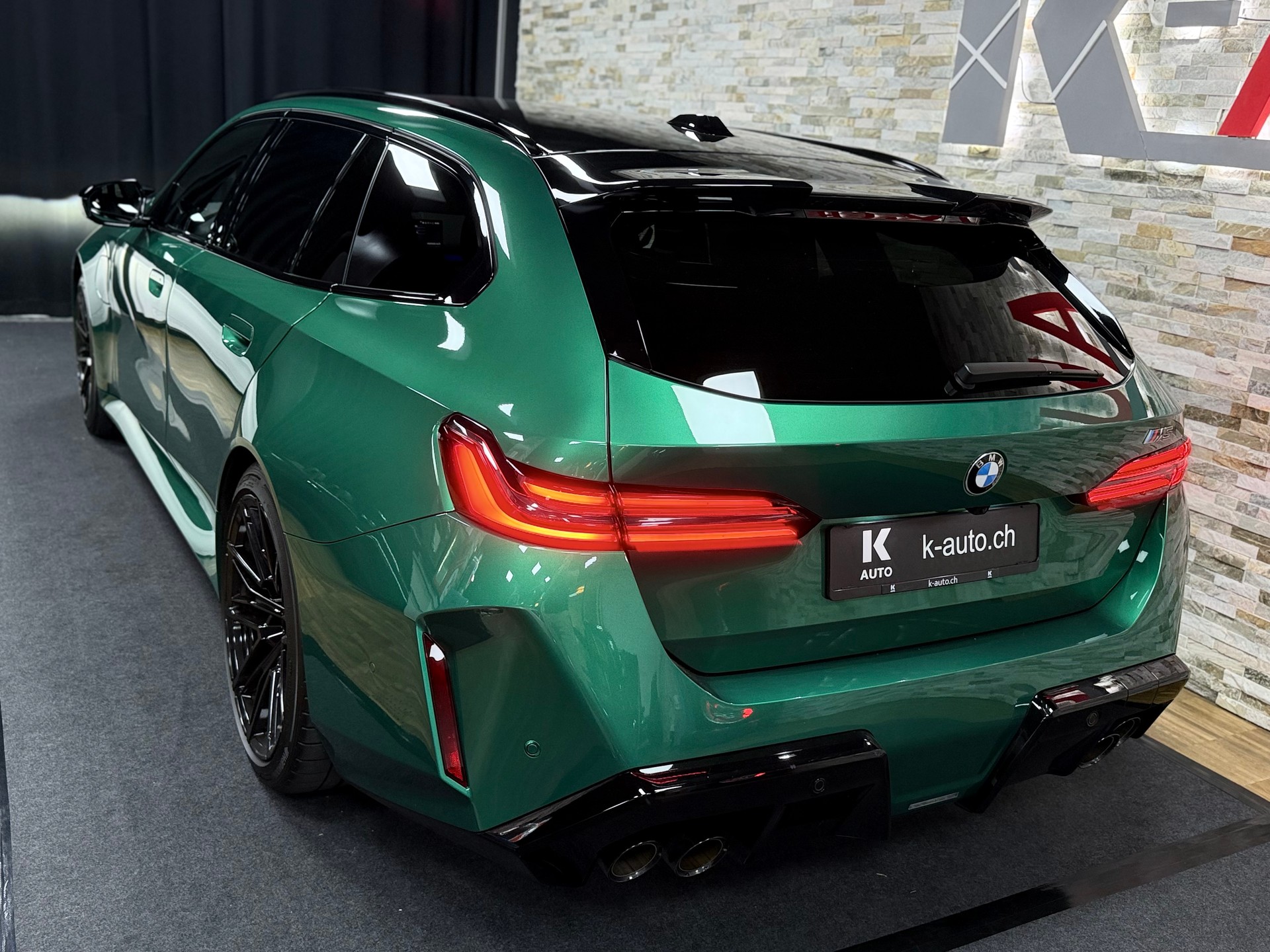 BMW M5 xDrive Touring-Angeles Green-image-3