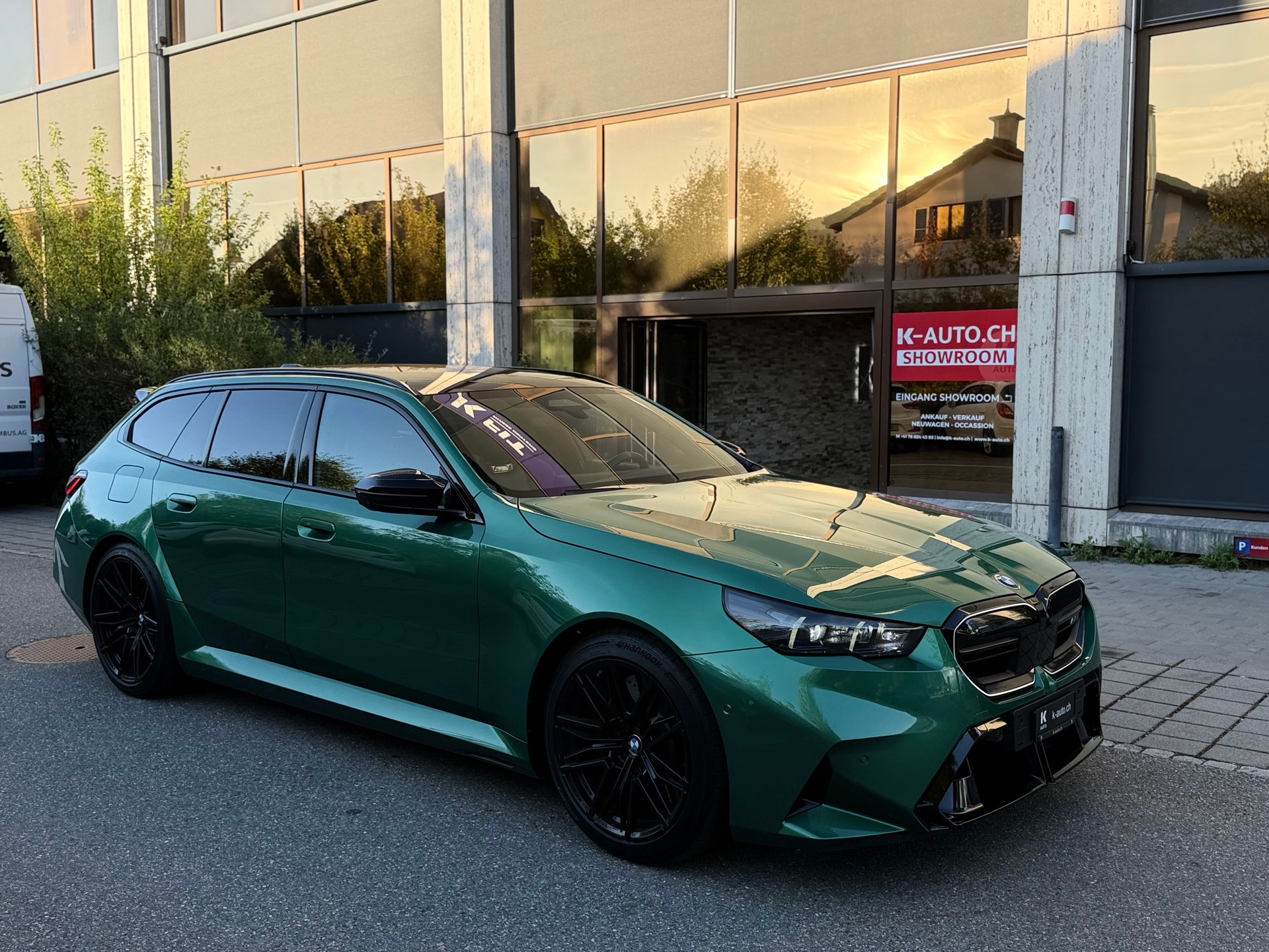 BMW M5 xDrive Touring-Angeles Green-image-2