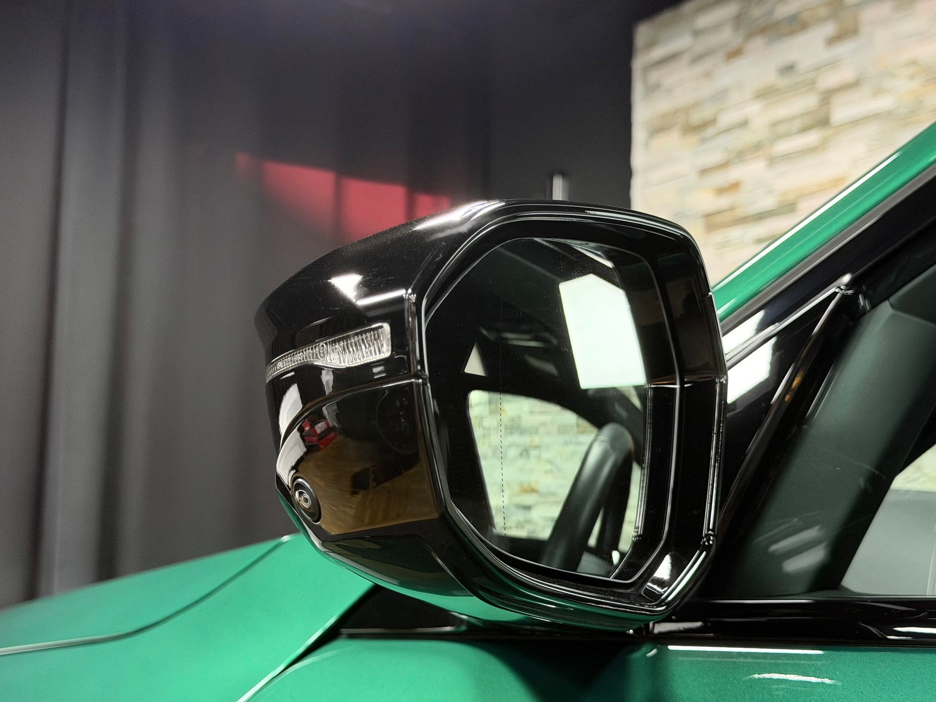 BMW M5 xDrive Touring-Angeles Green-image-11