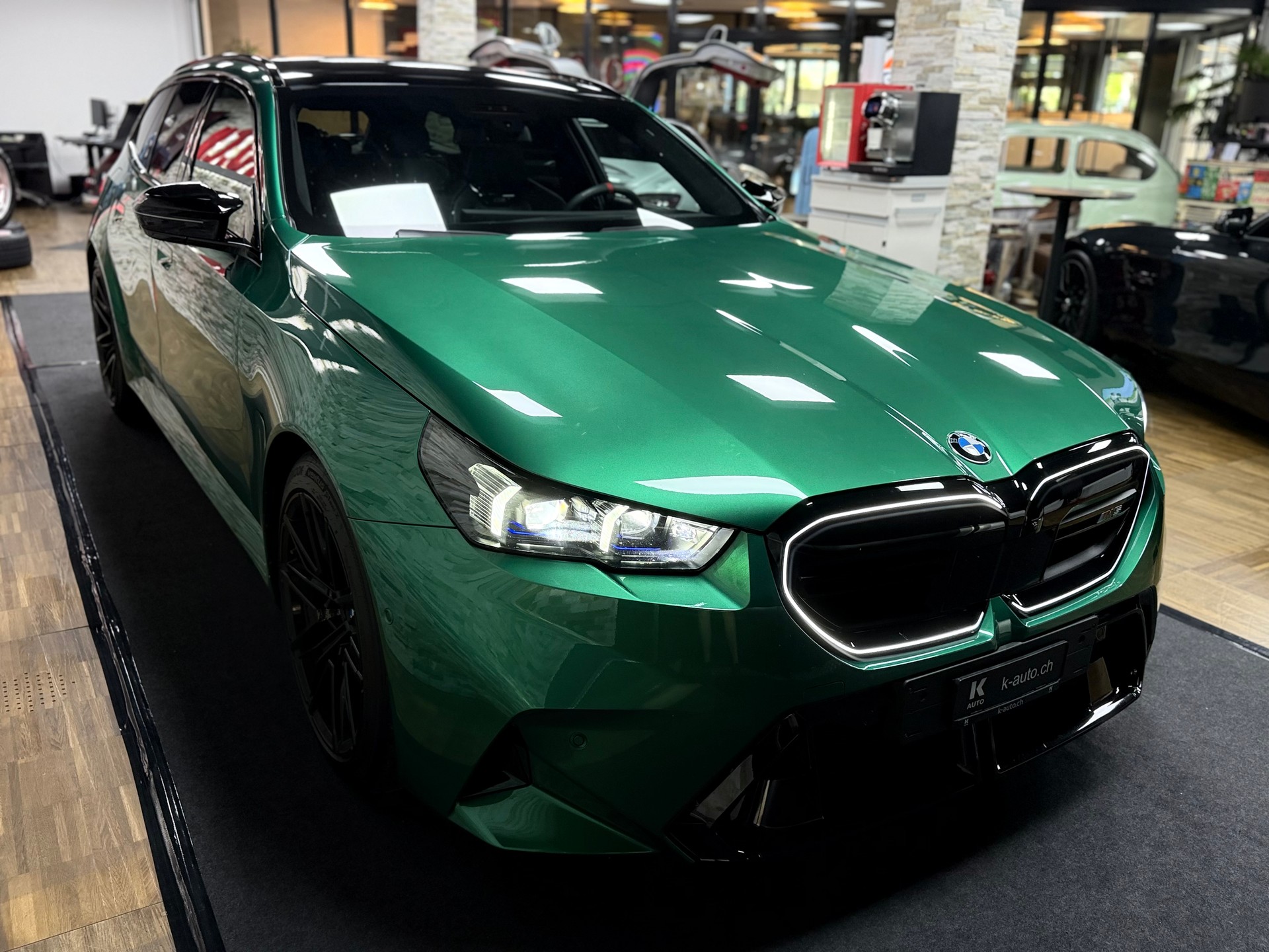 BMW M5 xDrive Touring-Angeles Green-image-9