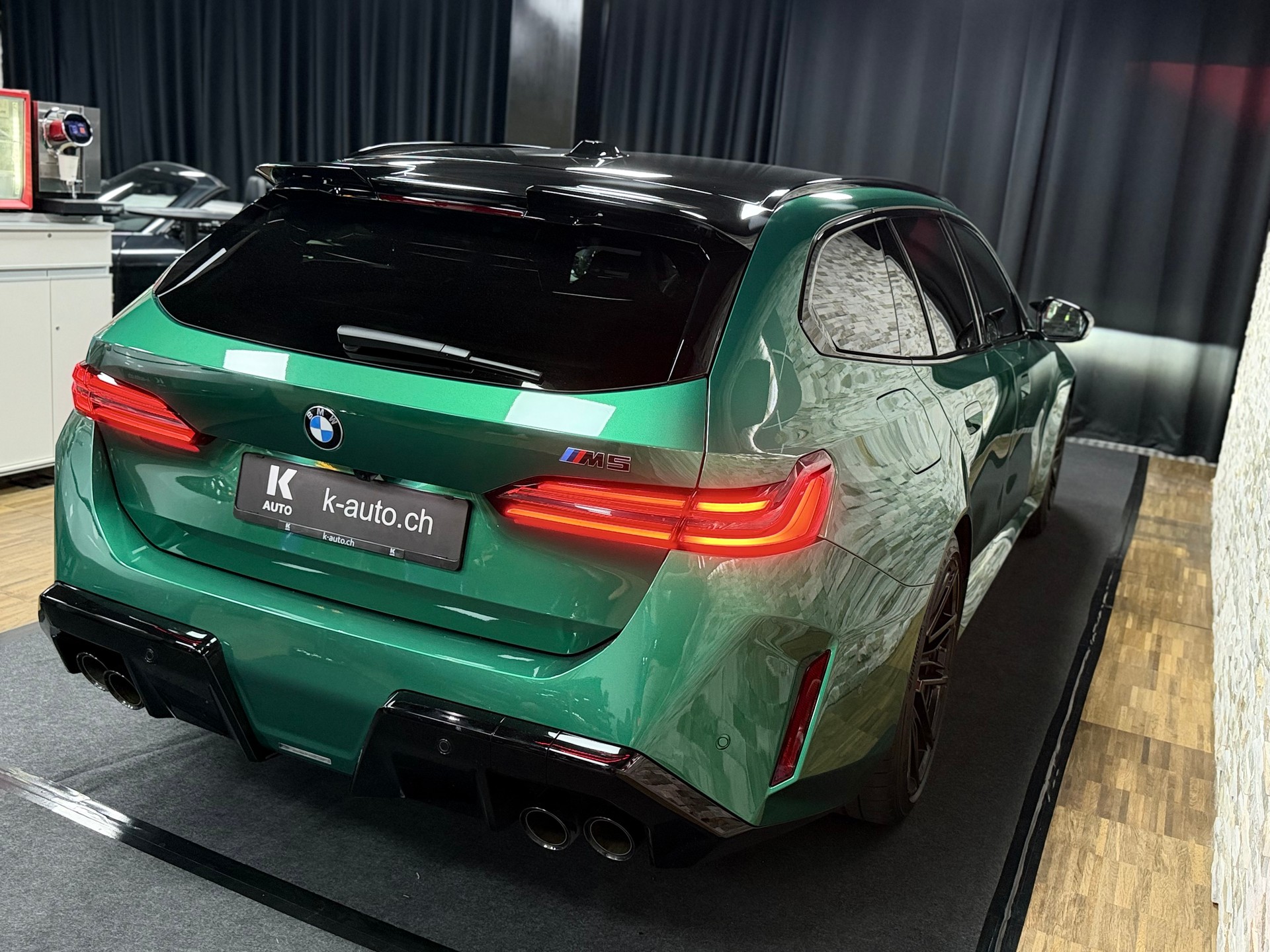 BMW M5 xDrive Touring-Angeles Green-image-6