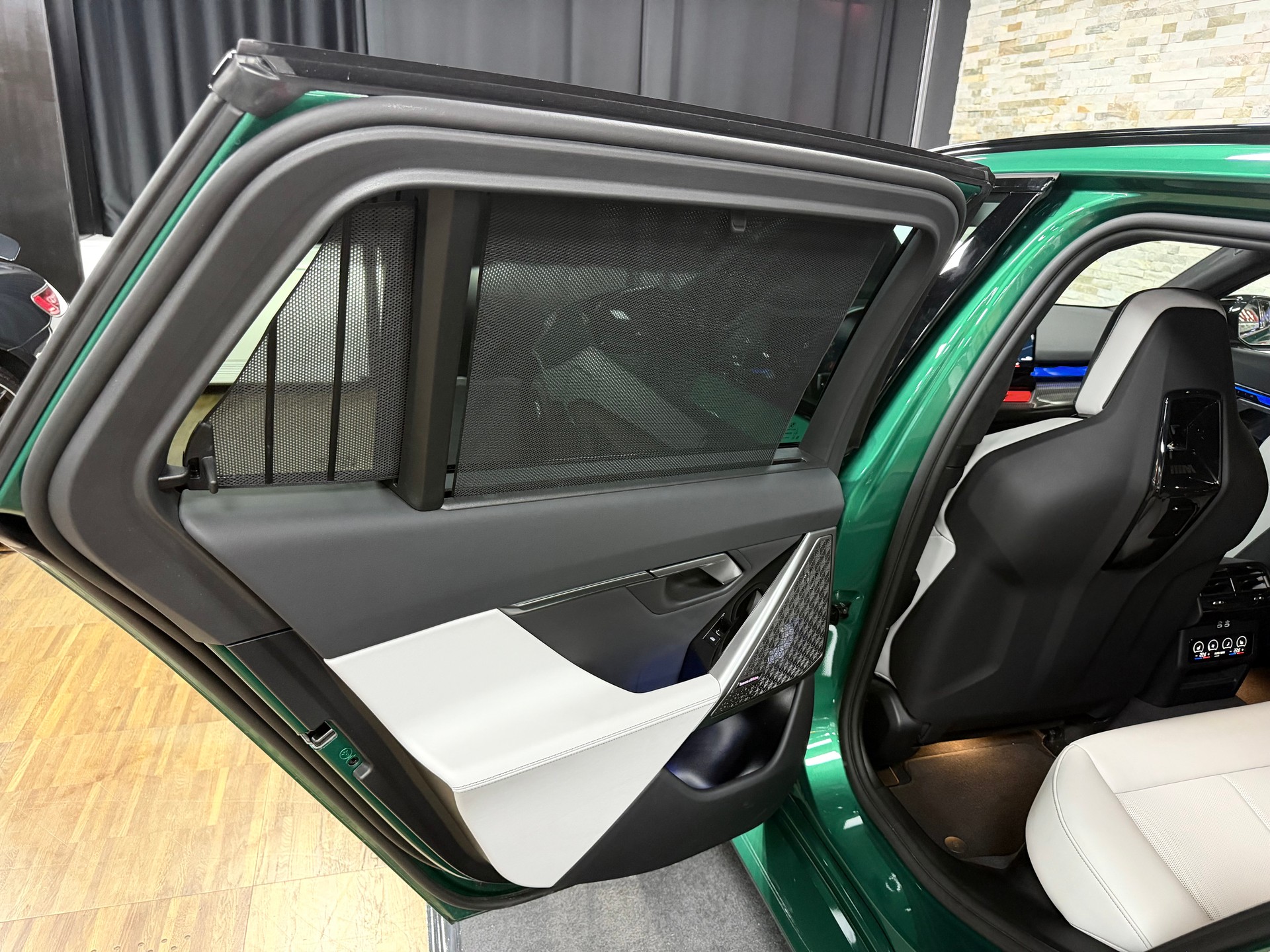 BMW M5 xDrive Touring-Angeles Green-image-22