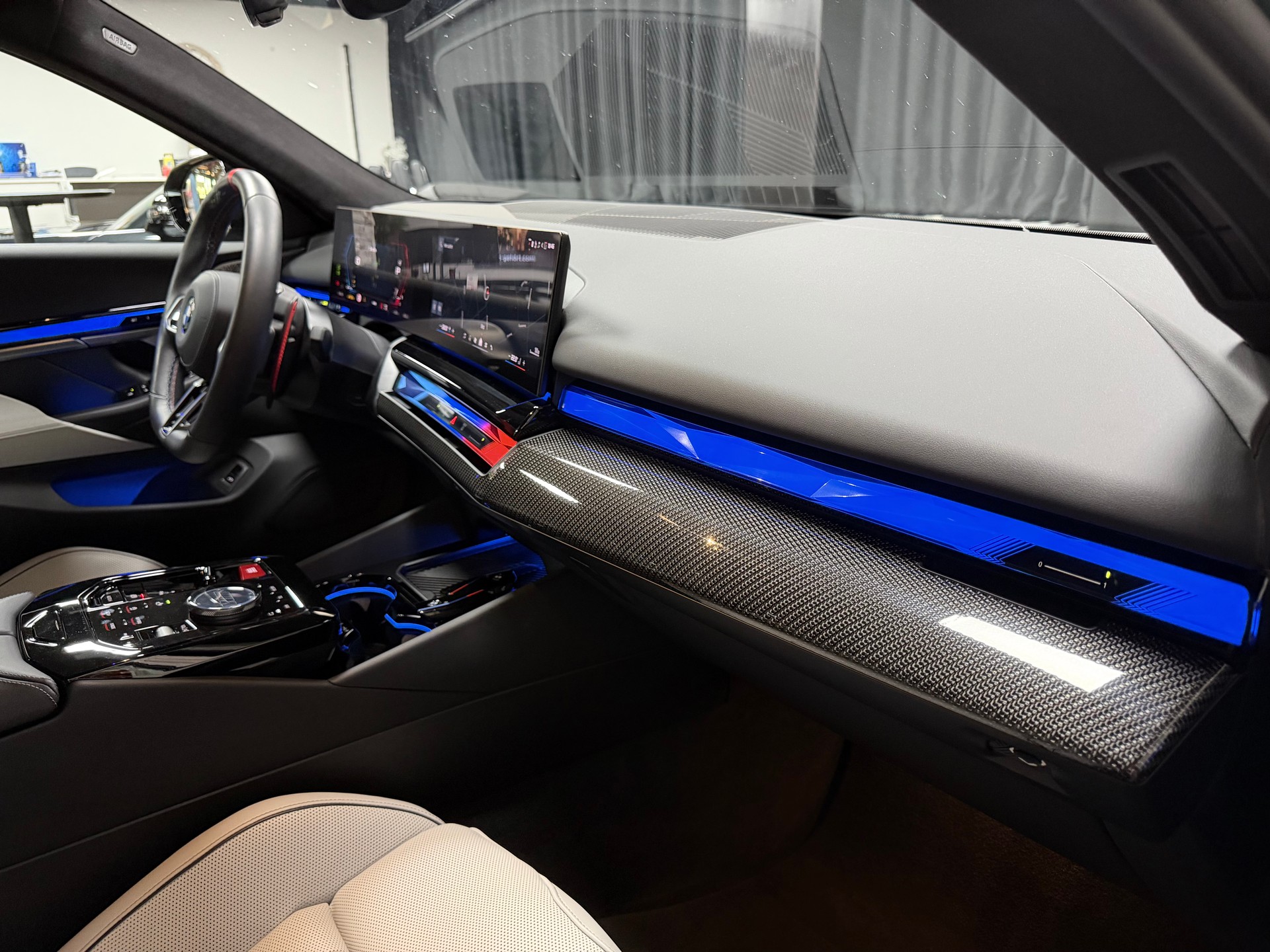BMW M5 xDrive Touring-Angeles Green-image-30