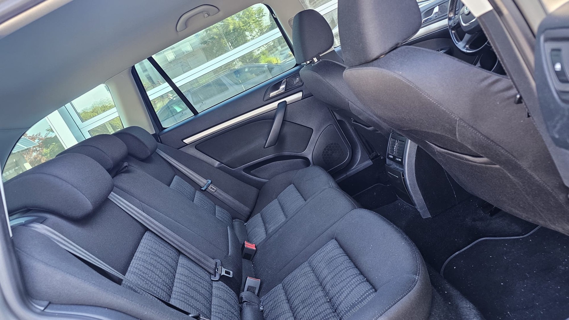 SKODA Octavia Combi 1.8 TSI Laurin & Klement DSG-image-9