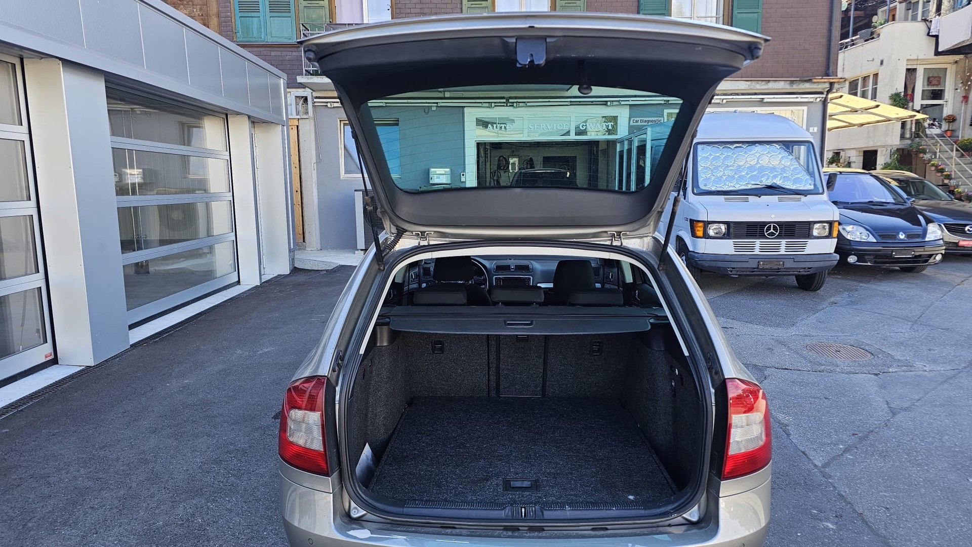 SKODA Octavia Combi 1.8 TSI Laurin & Klement DSG-image-8