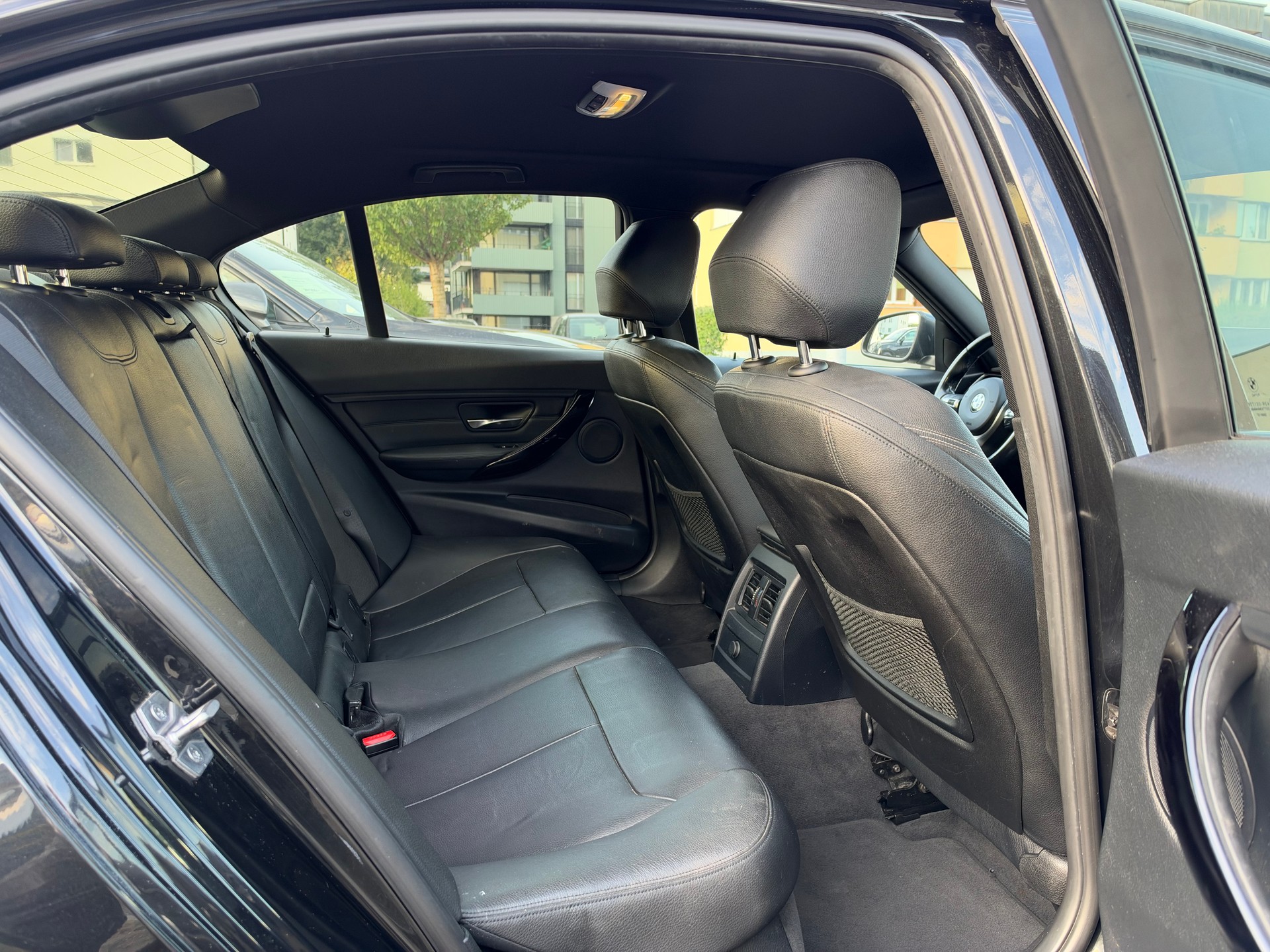 BMW 330d xDrive SAG-image-13