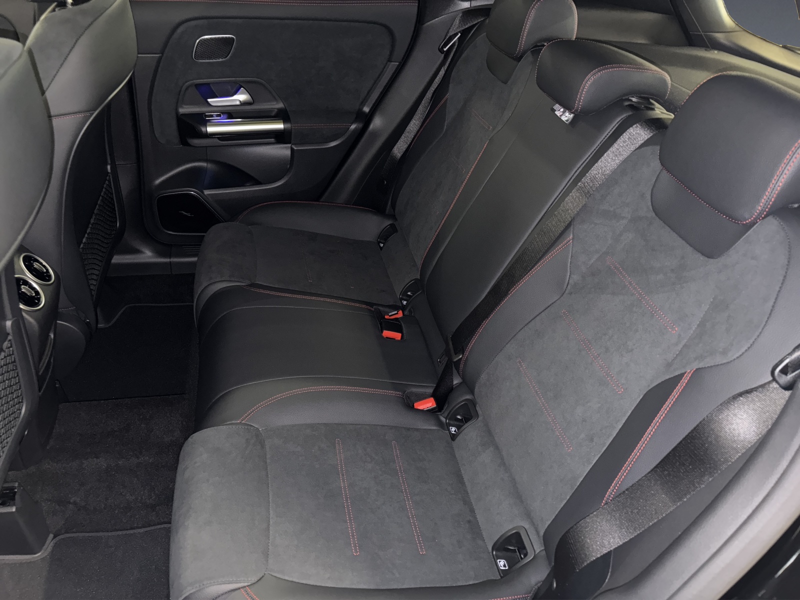 MERCEDES-BENZ GLA 220 4M-image-10
