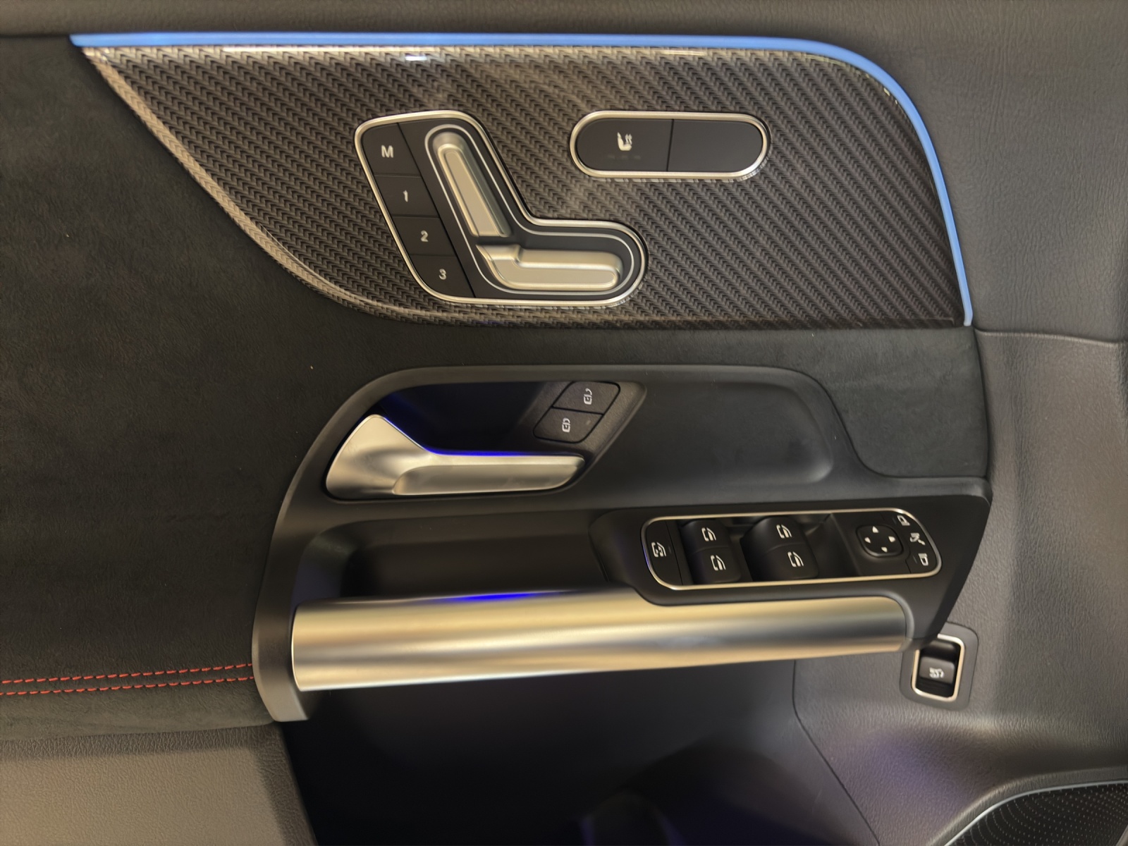 MERCEDES-BENZ GLA 220 4M-image-12