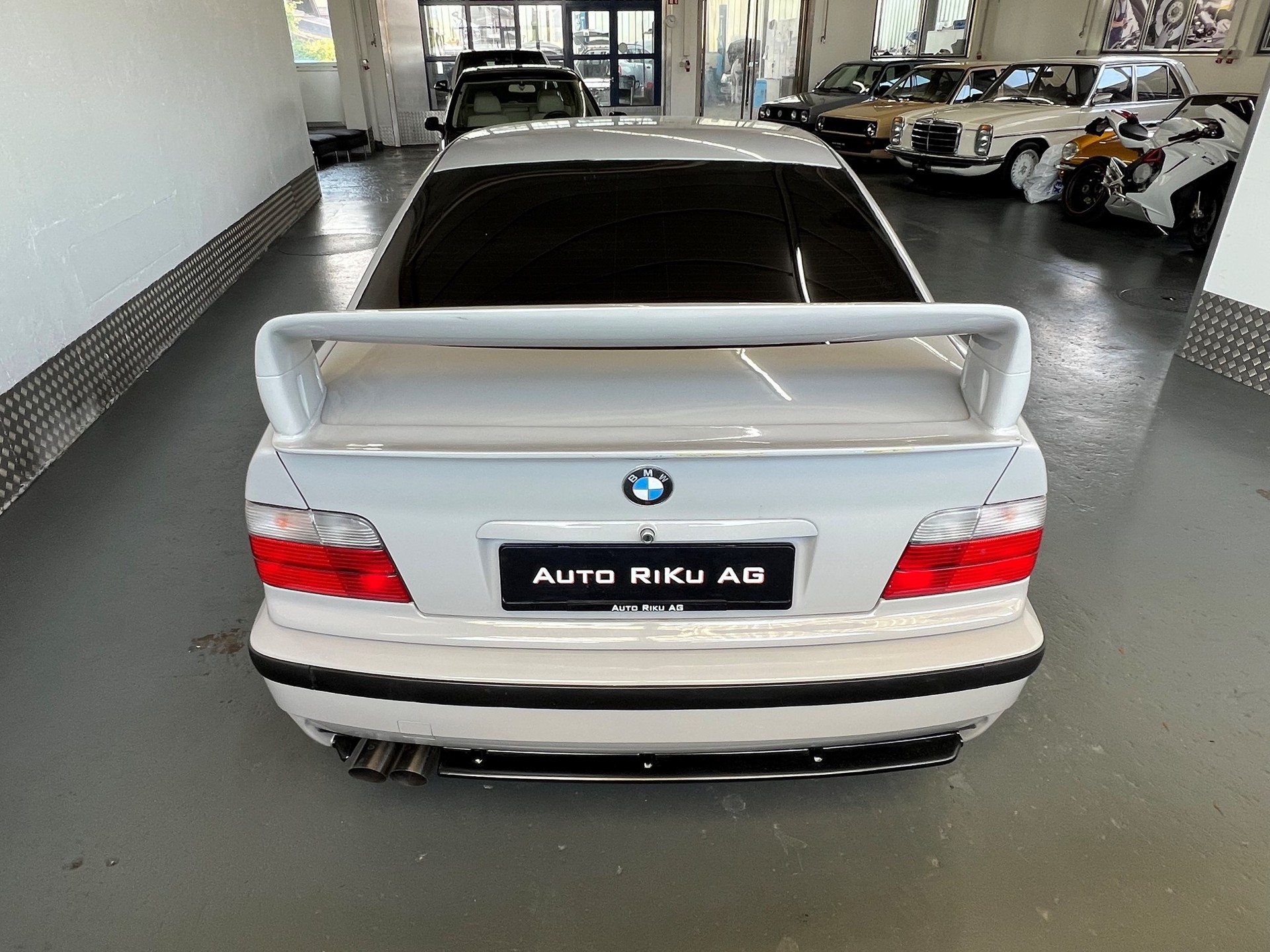 BMW 323i Sport Edition-image-11