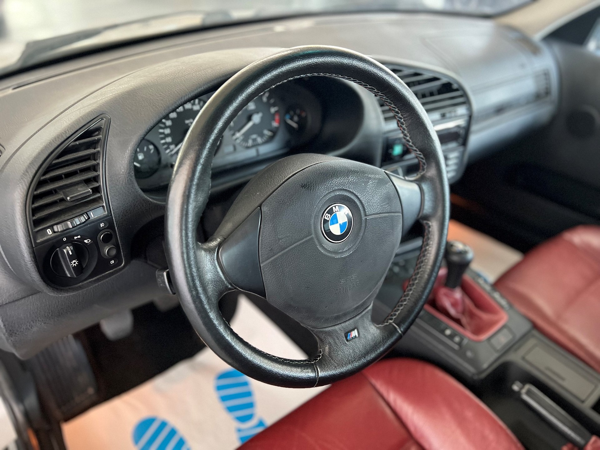 BMW 323i Sport Edition-image-13