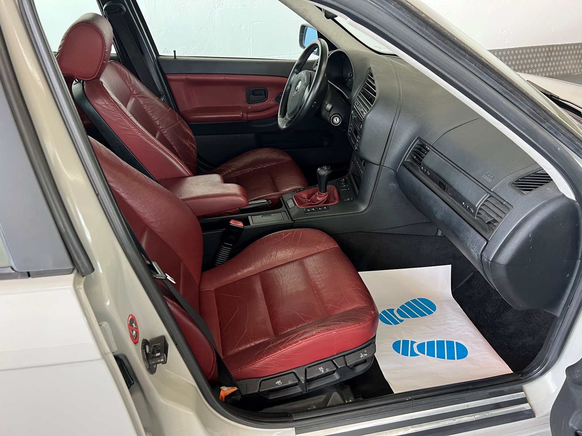 BMW 323i Sport Edition-image-19