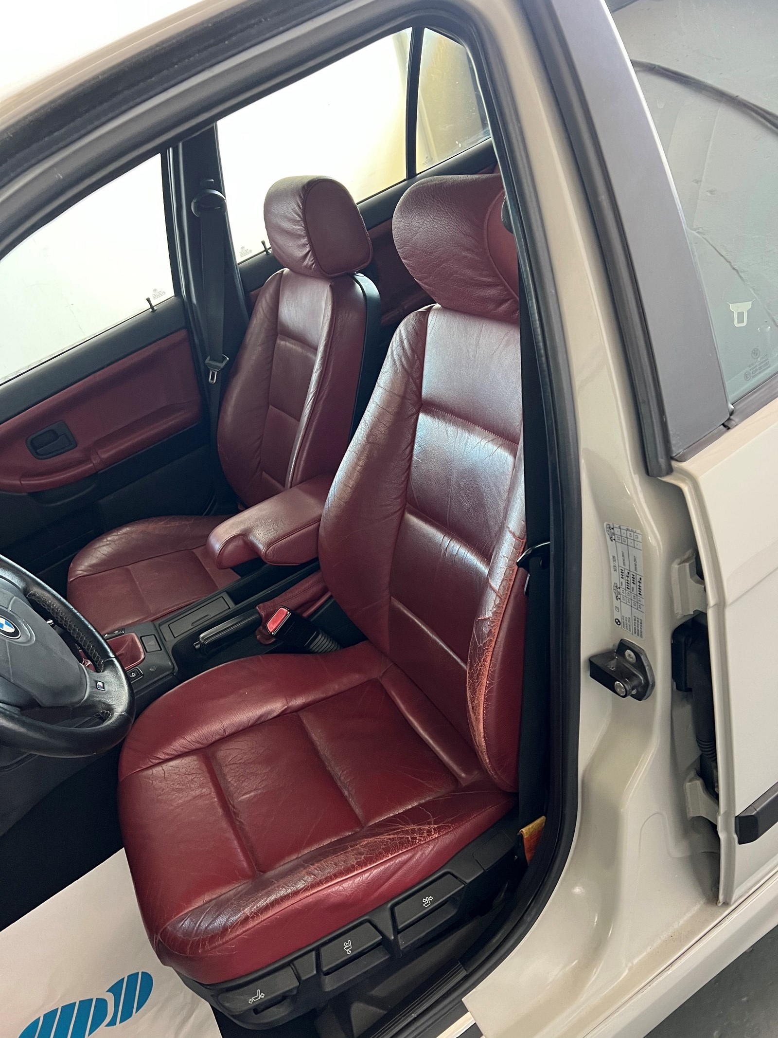 BMW 323i Sport Edition-image-15