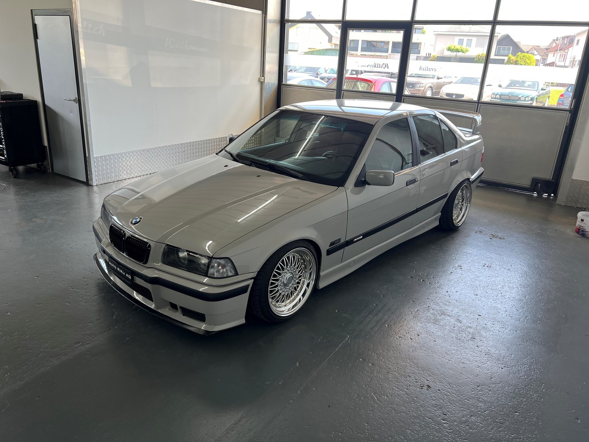 BMW 323i Sport Edition-image-5