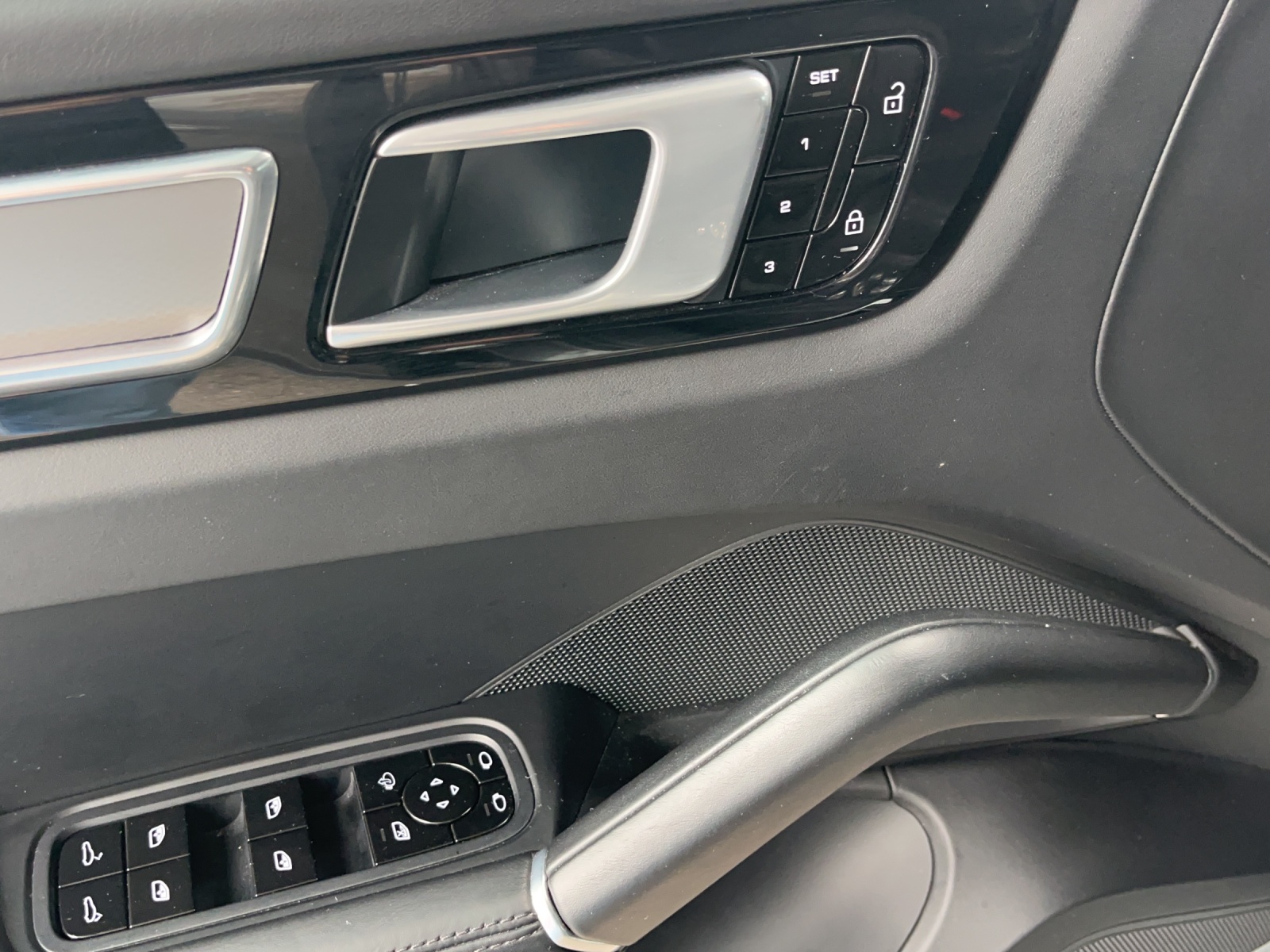PORSCHE Cayenne S-image-7