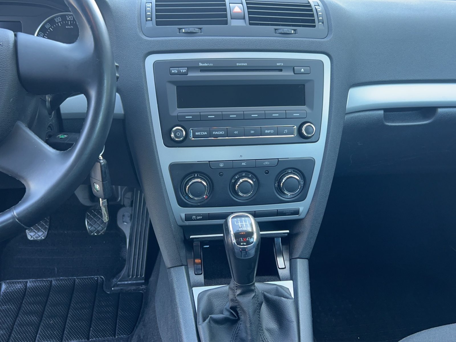 SKODA Octavia Combi 1.8 TSI Ambition 4x4-image-11