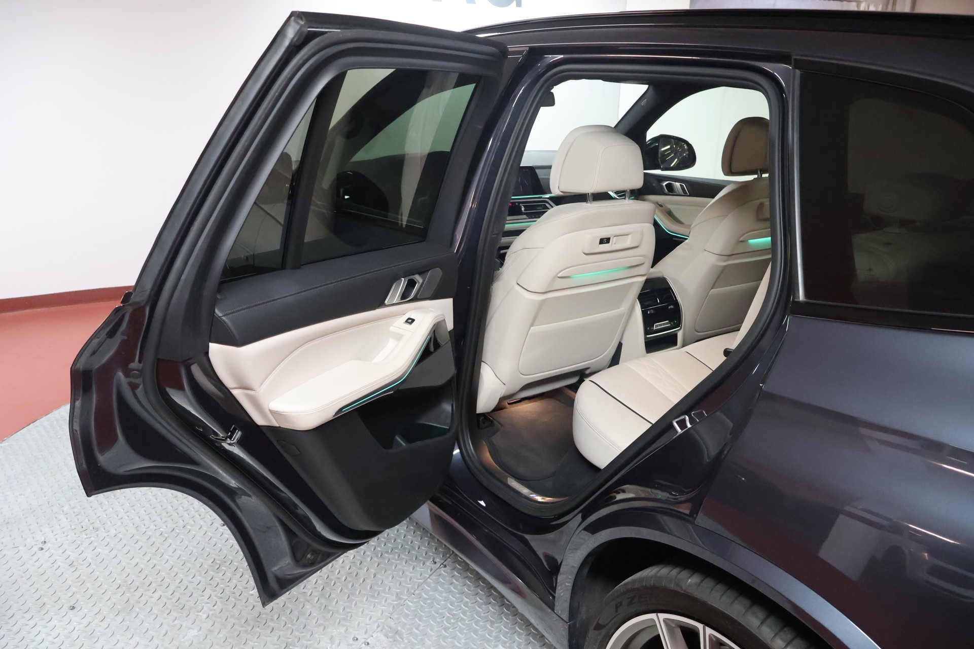 BMW X5 xDrive M50i Steptronic-image-18