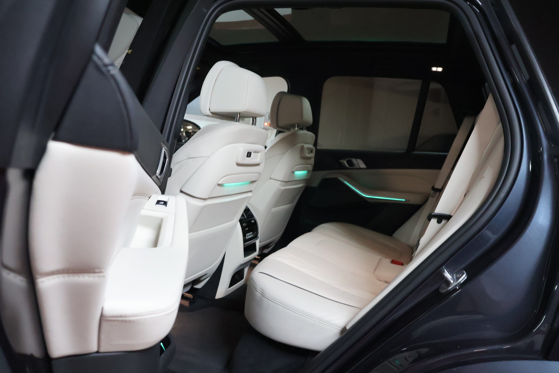 BMW X5 xDrive M50i Steptronic-image-19