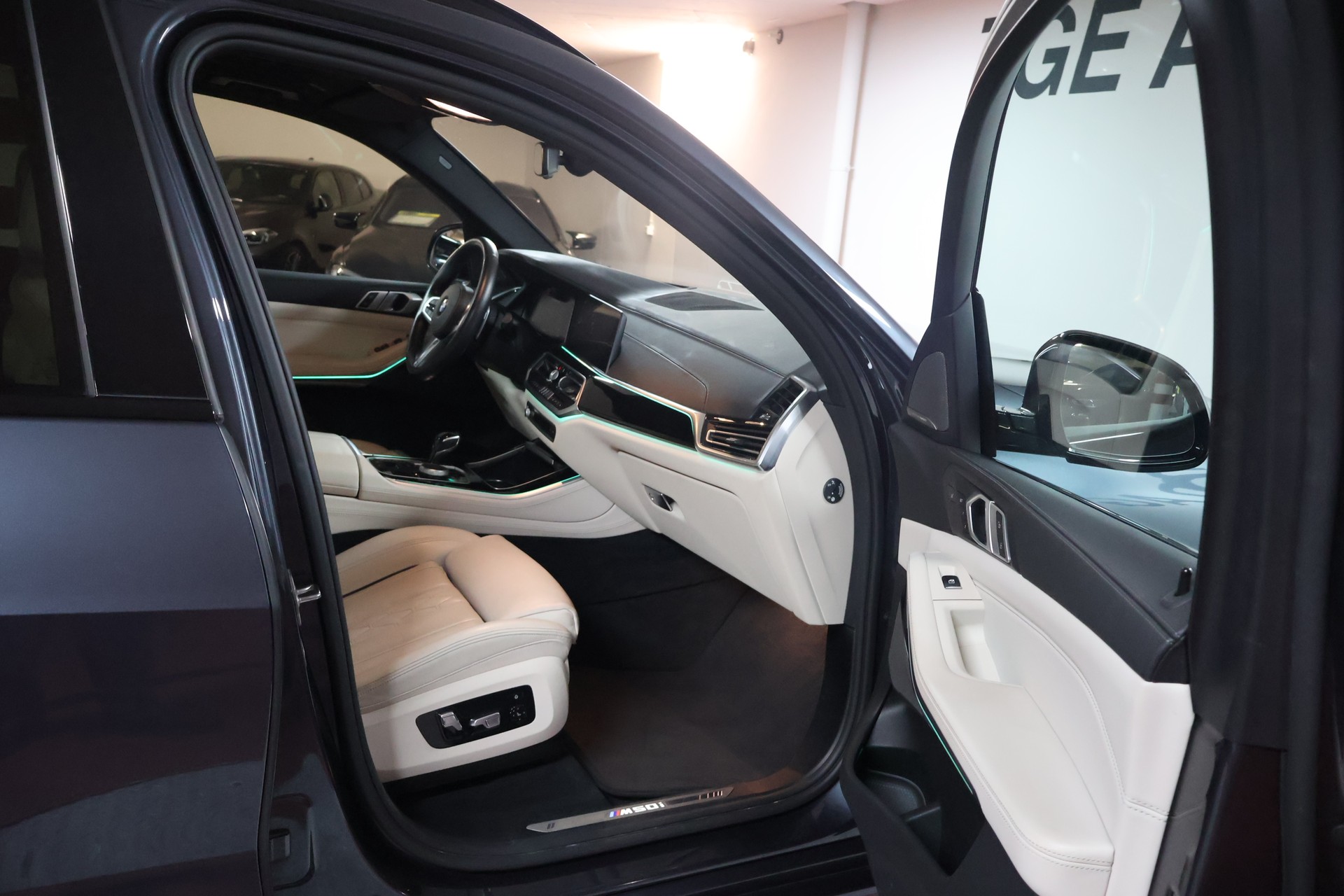 BMW X5 xDrive M50i Steptronic-image-17