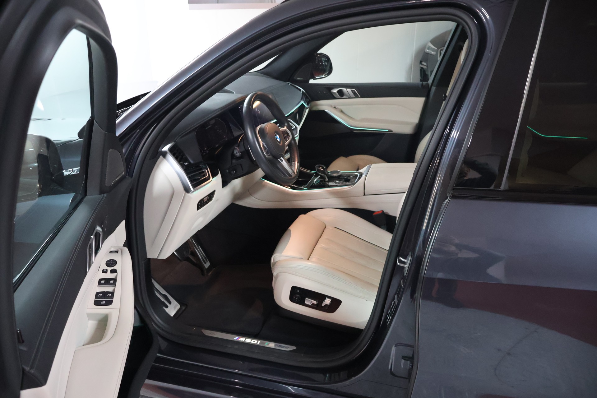 BMW X5 xDrive M50i Steptronic-image-6