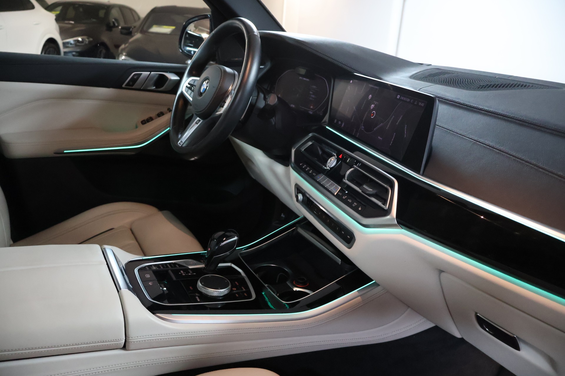 BMW X5 xDrive M50i Steptronic-image-12