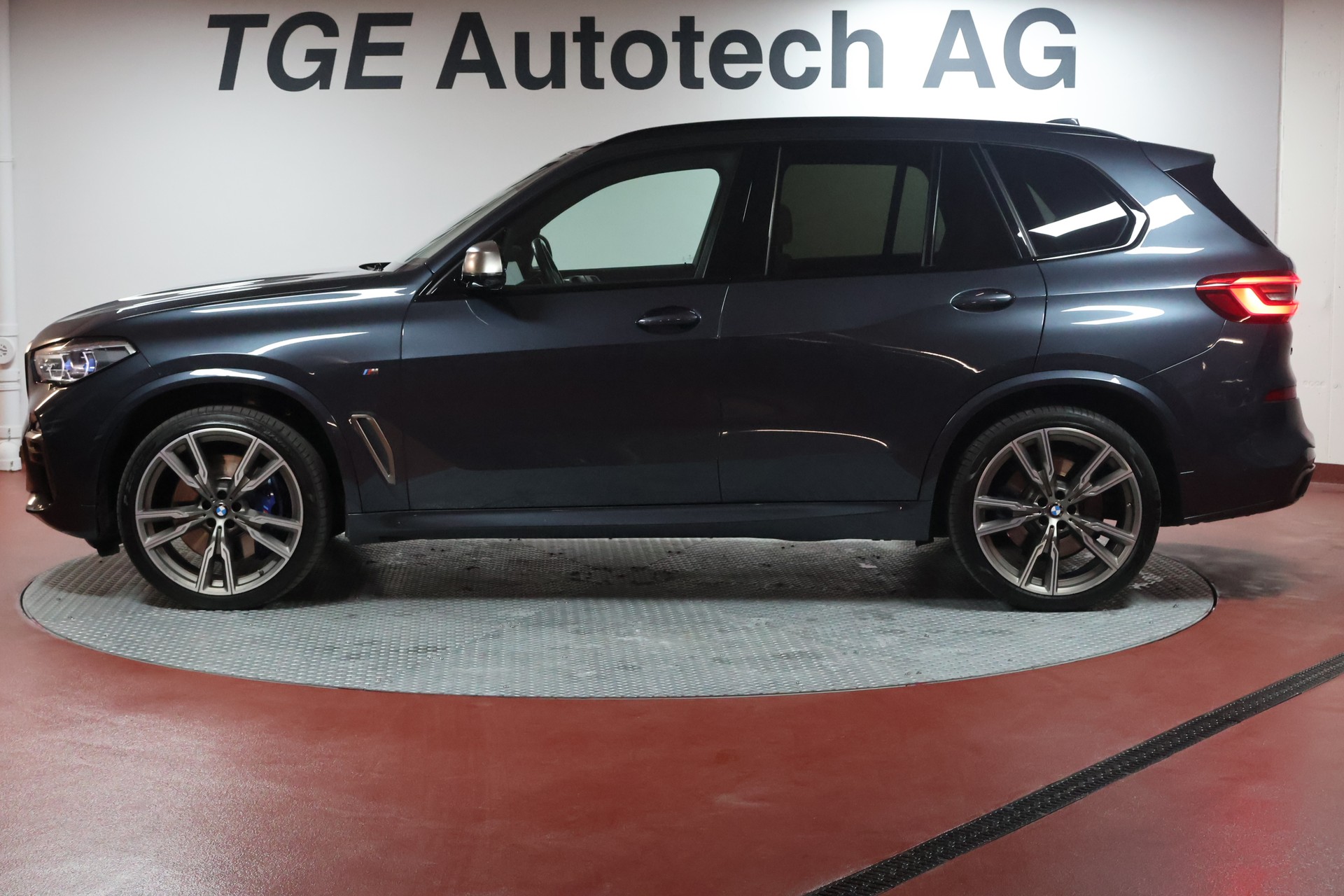 BMW X5 xDrive M50i Steptronic-image-3