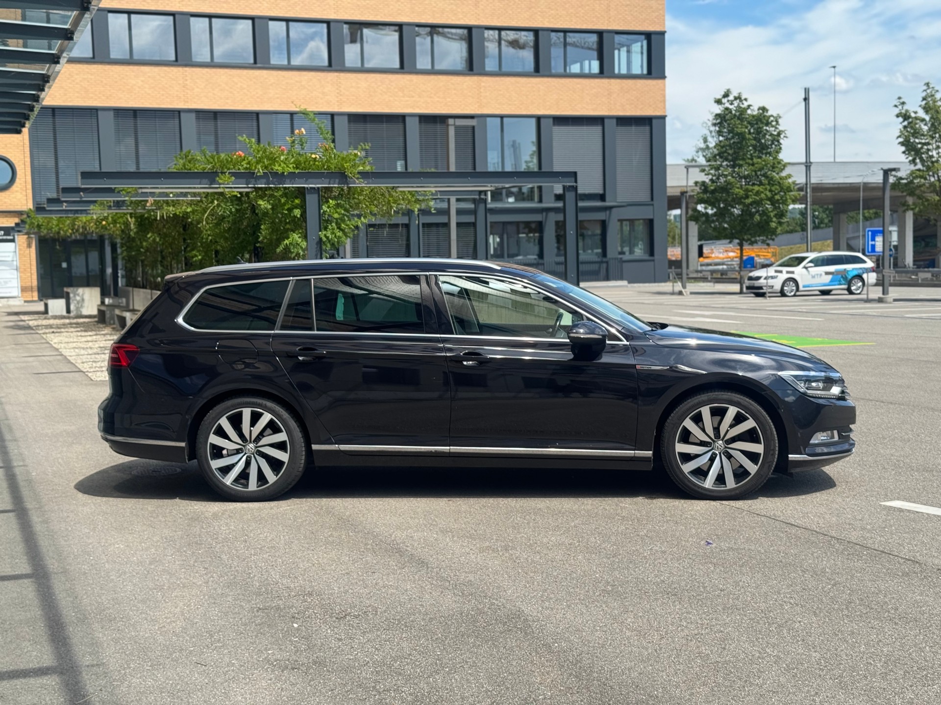 VW Passat Variant 2.0 TDI BMT High. DSG 4Motion-image-2
