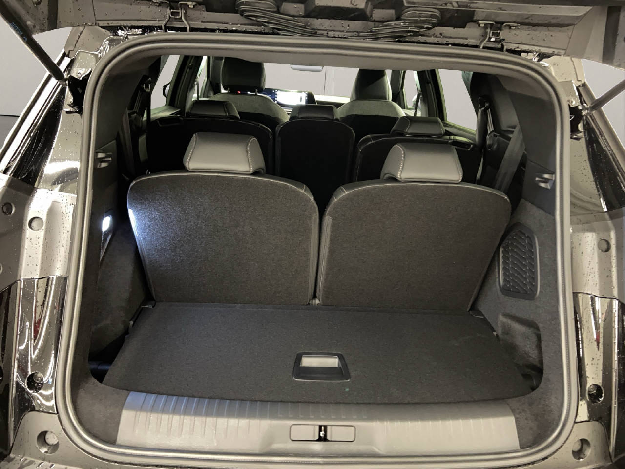 PEUGEOT 5008 1.2 Hybrid Allure Premium-image-12